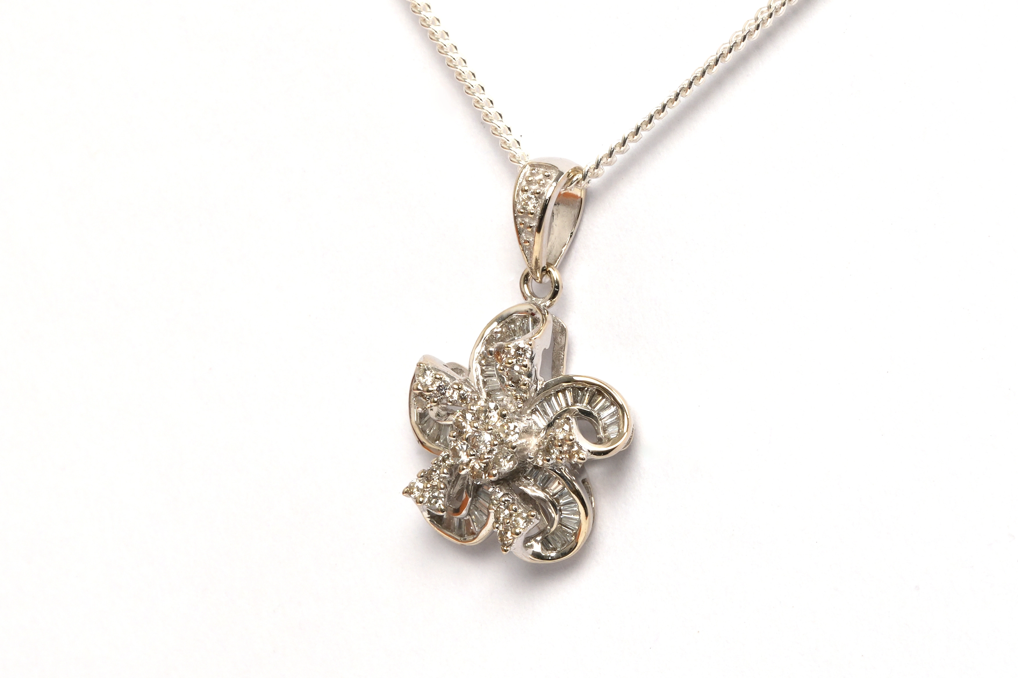 Pendentif contemporain en or blanc 18 carats serti de diamants "taille" baguette et "taille" brillant (+-0.154ct) - - 2