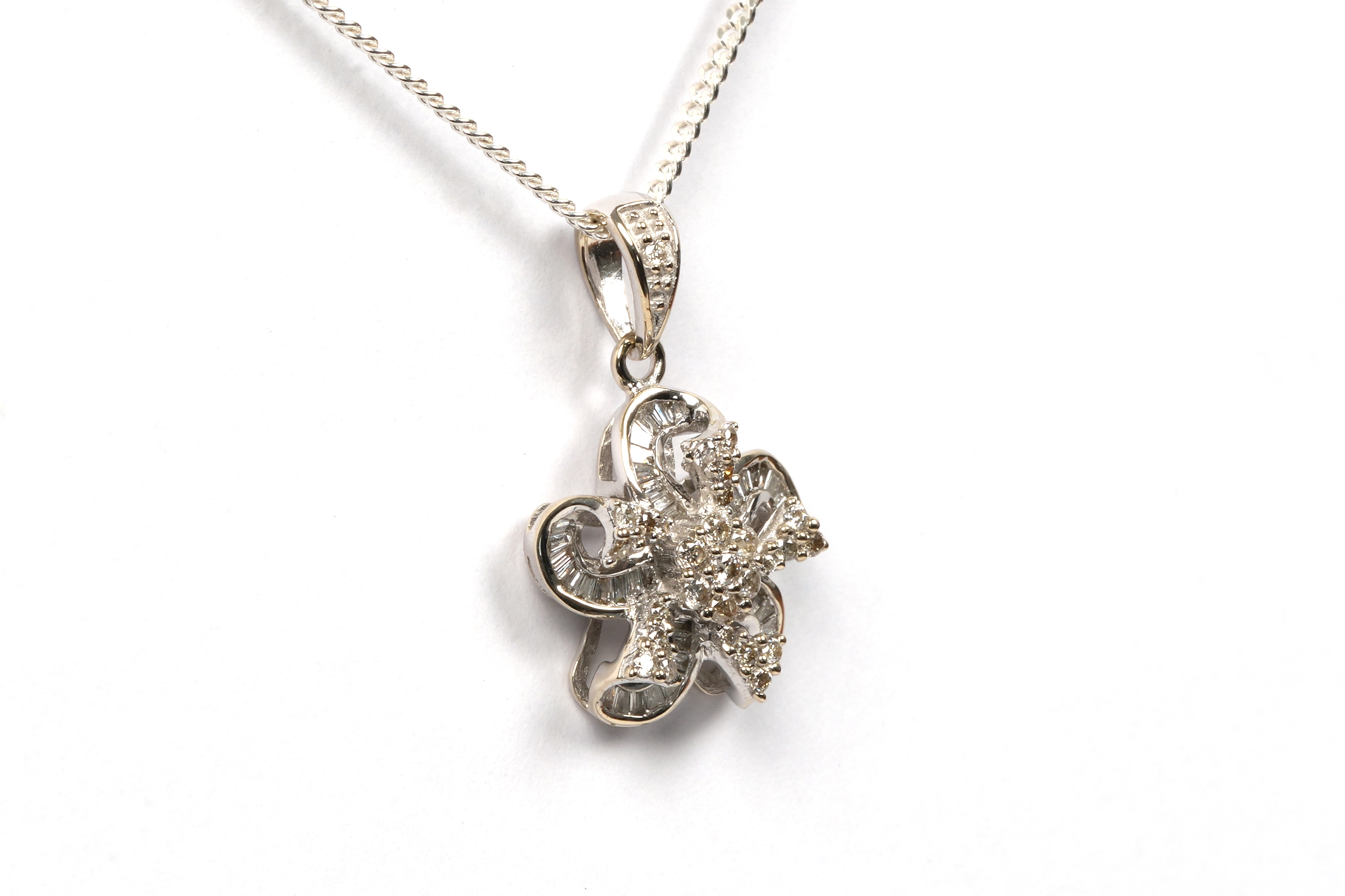 Pendentif contemporain en or blanc 18 carats serti de diamants "taille" baguette et "taille" brillant (+-0.154ct) - - 3