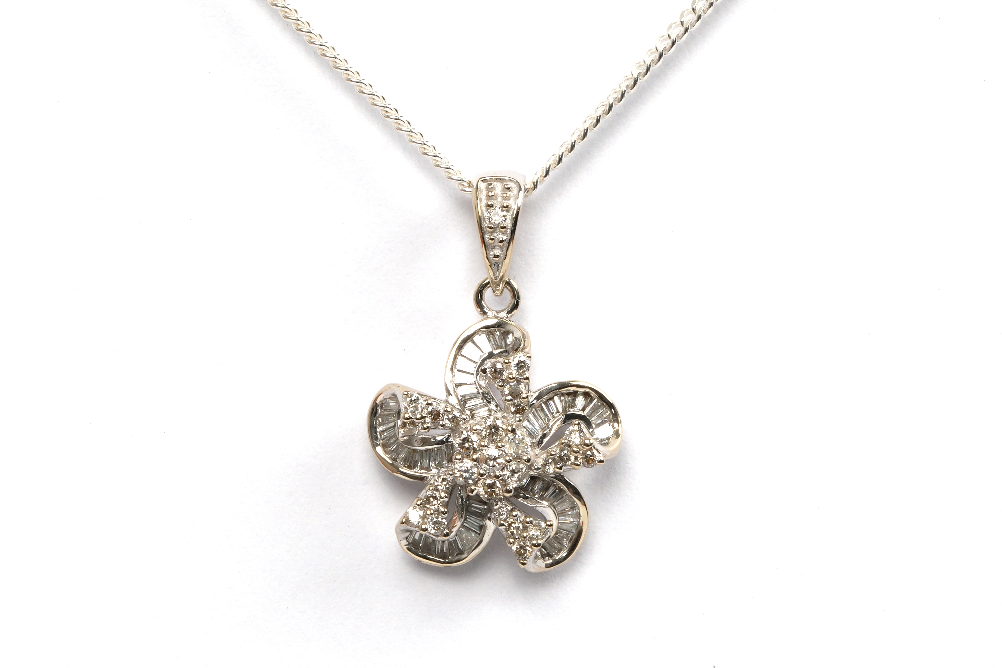 Pendentif contemporain en or blanc 18 carats serti de diamants "taille" baguette et "taille" brillant (+-0.154ct) - - 1