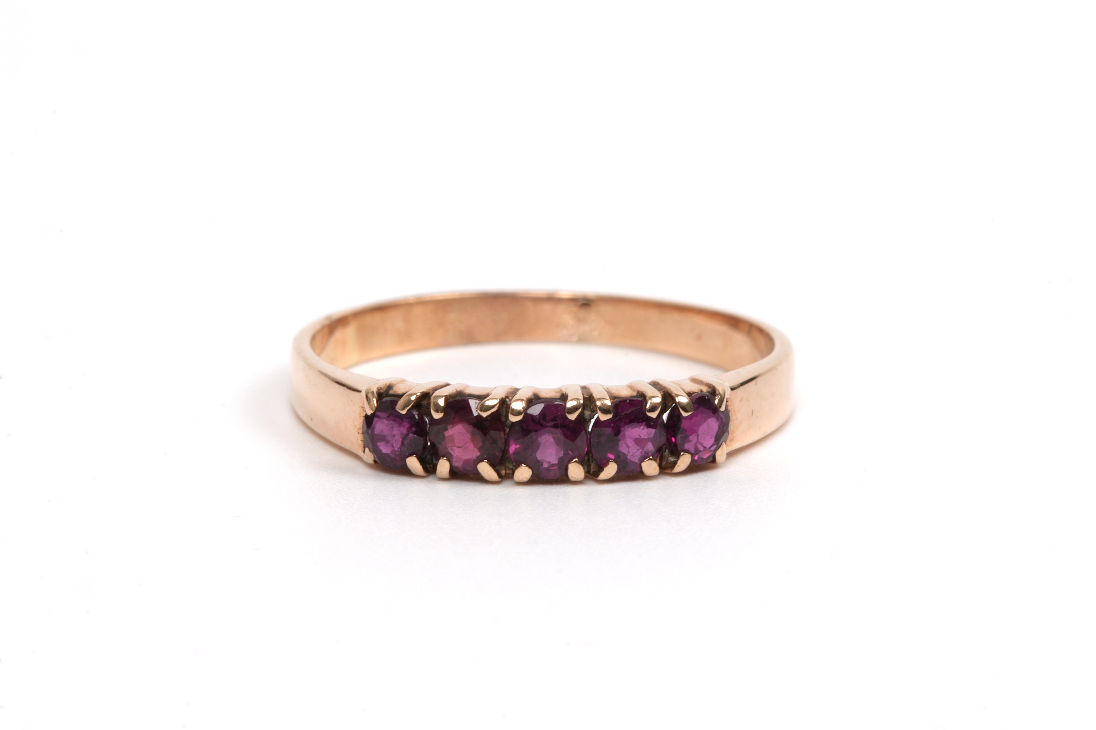 Bague contemporaine en or jaune 8 carats sertie de grenats - 1
