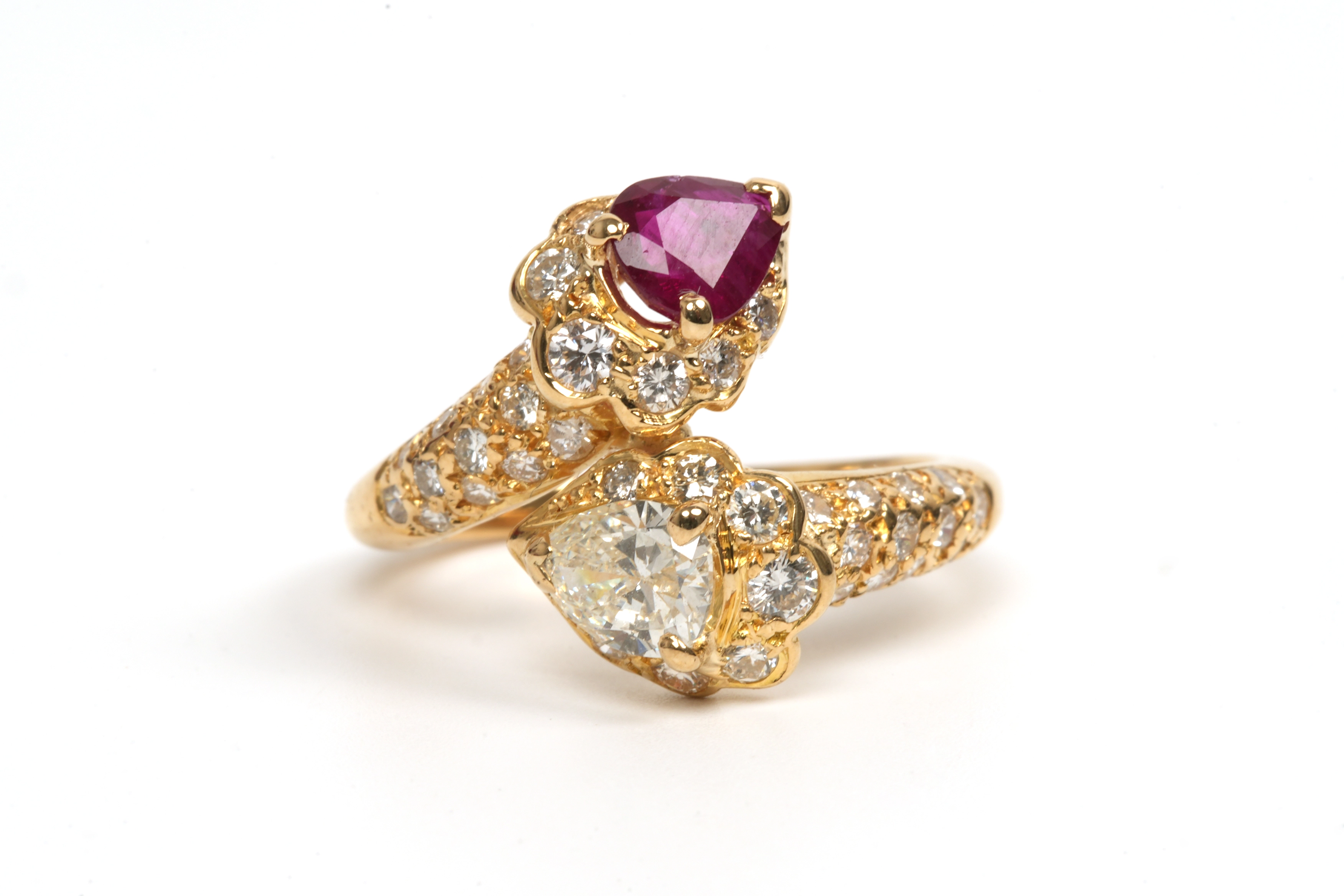 Bague contemporaine en or jaune 18 carats sertie d'un rubis et d'un diamant "taille" poire et de diamants "taille" brillant - -