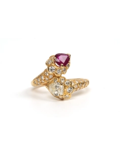 Bague contemporaine en or jaune 18 carats sertie d'un rubis et d'un diamant "taille" poire et de diamants "taille" brillant - 1