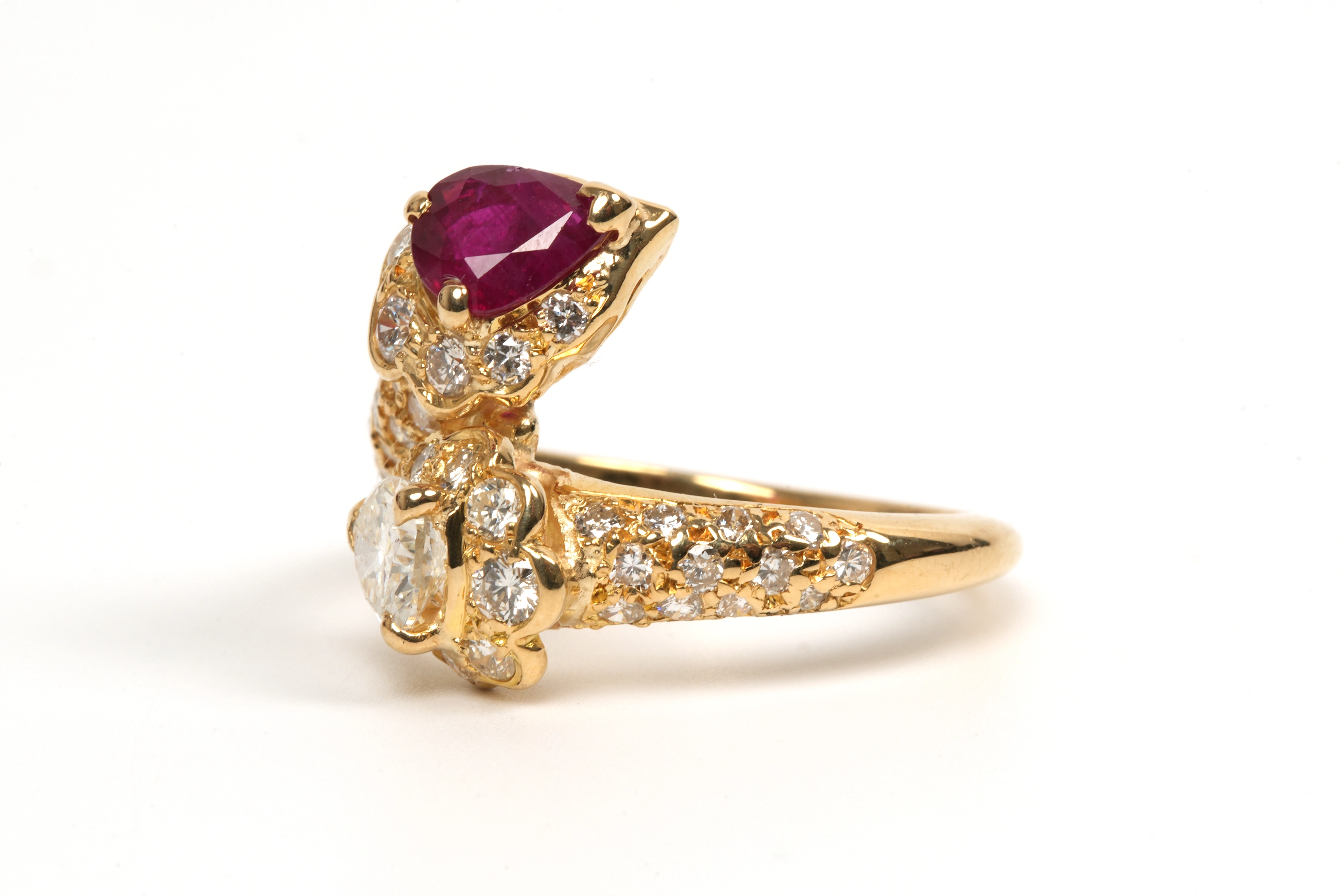 Bague contemporaine en or jaune 18 carats sertie d'un rubis et d'un diamant "taille" poire et de diamants "taille" brillant - -