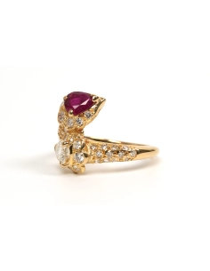 Bague contemporaine en or jaune 18 carats sertie d'un rubis et d'un diamant "taille" poire et de diamants "taille" brillant - 2