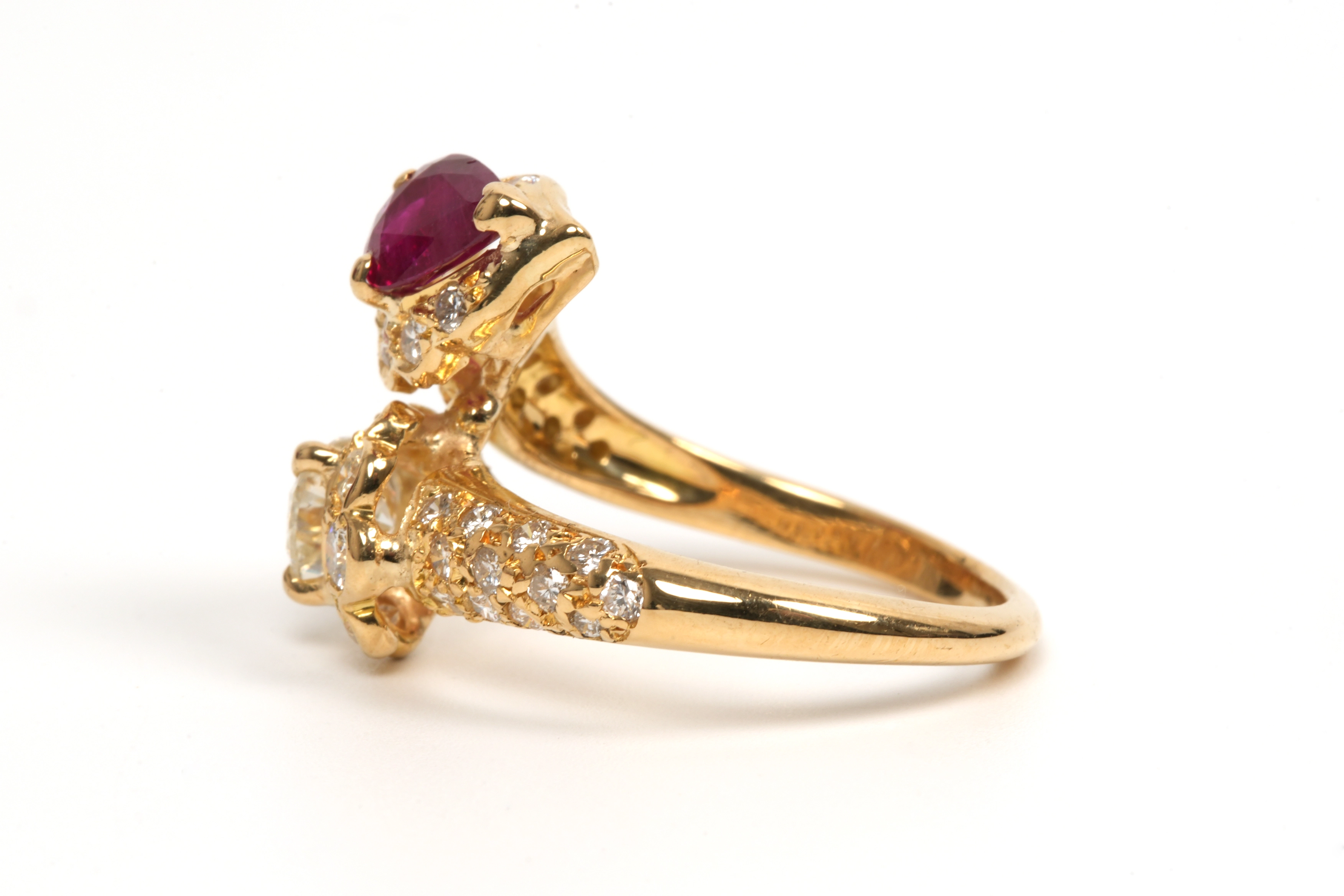 Bague contemporaine en or jaune 18 carats sertie d'un rubis et d'un diamant "taille" poire et de diamants "taille" brillant - -