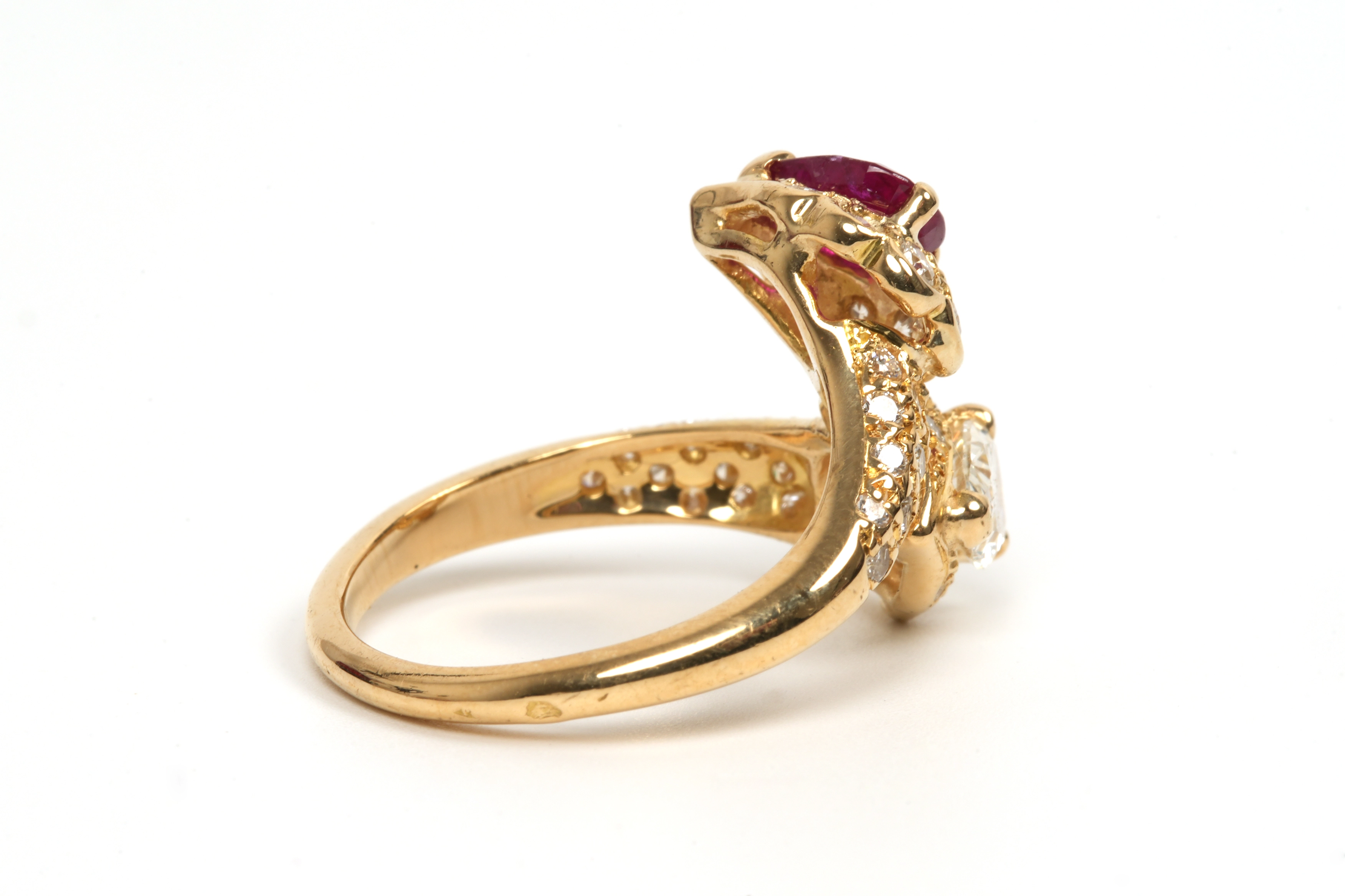 Bague contemporaine en or jaune 18 carats sertie d'un rubis et d'un diamant "taille" poire et de diamants "taille" brillant - -