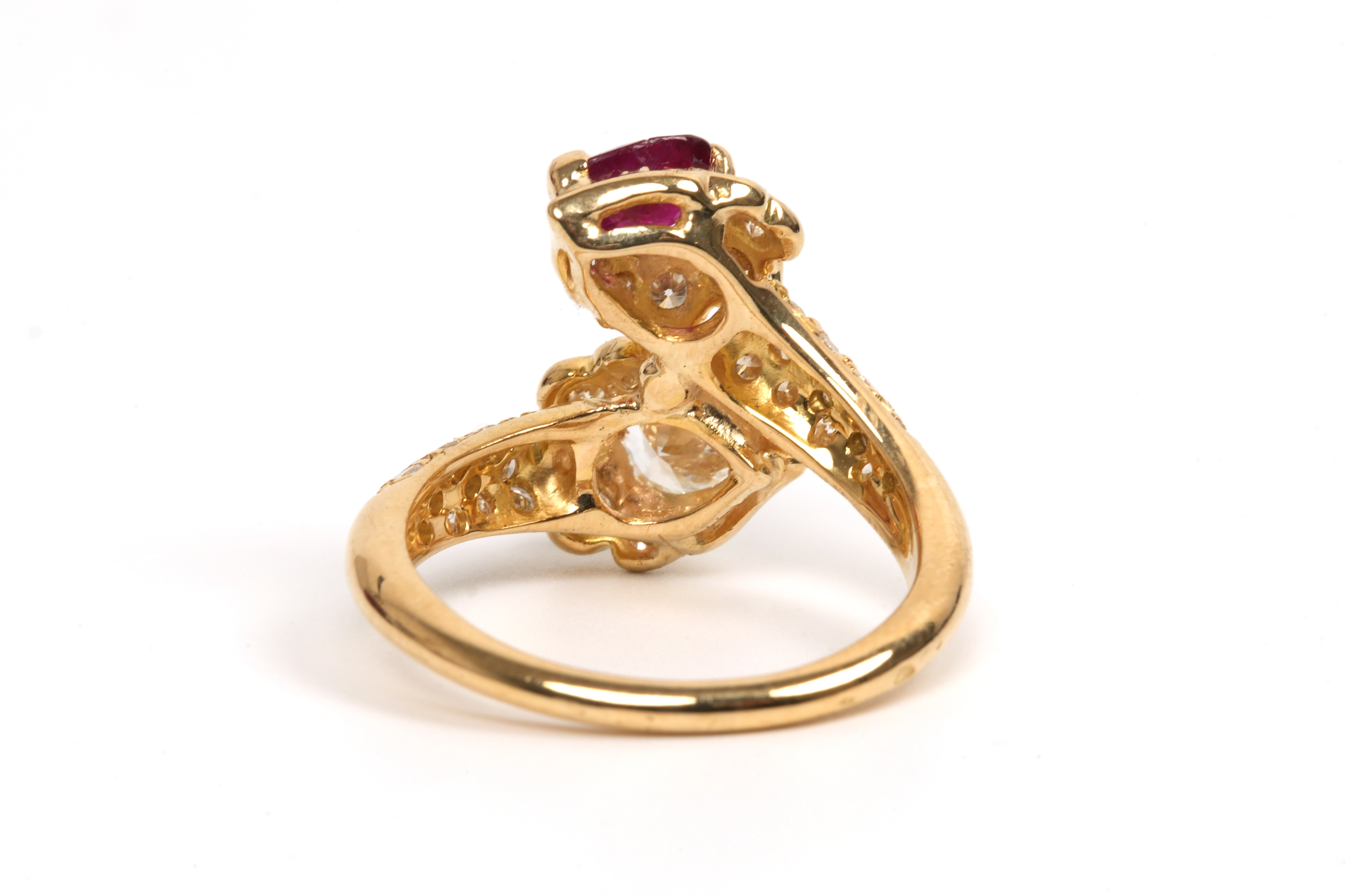 Bague contemporaine en or jaune 18 carats sertie d'un rubis et d'un diamant "taille" poire et de diamants "taille" brillant - -