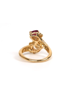 Bague contemporaine en or jaune 18 carats sertie d'un rubis et d'un diamant "taille" poire et de diamants "taille" brillant - 4