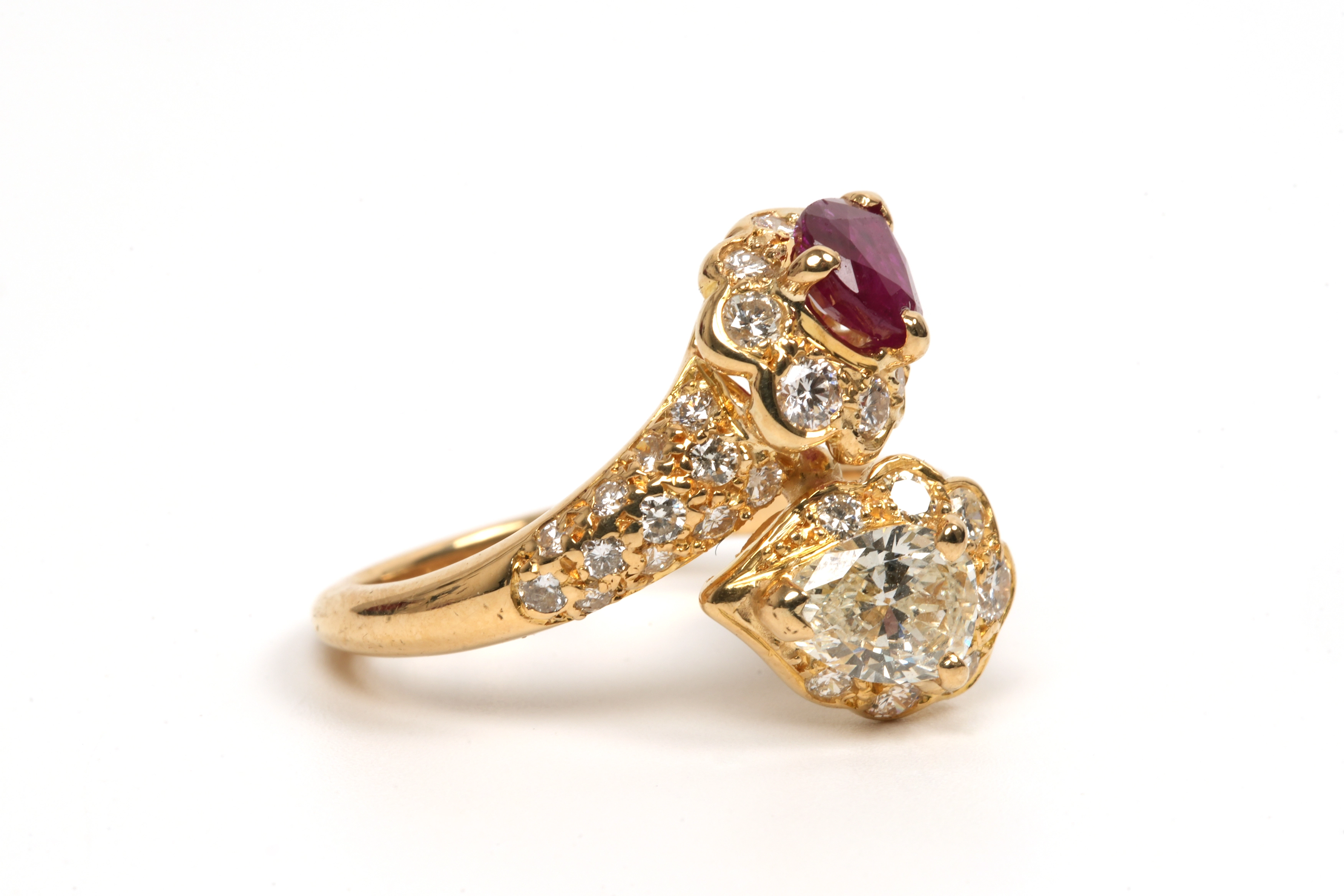 Bague contemporaine en or jaune 18 carats sertie d'un rubis et d'un diamant "taille" poire et de diamants "taille" brillant - -