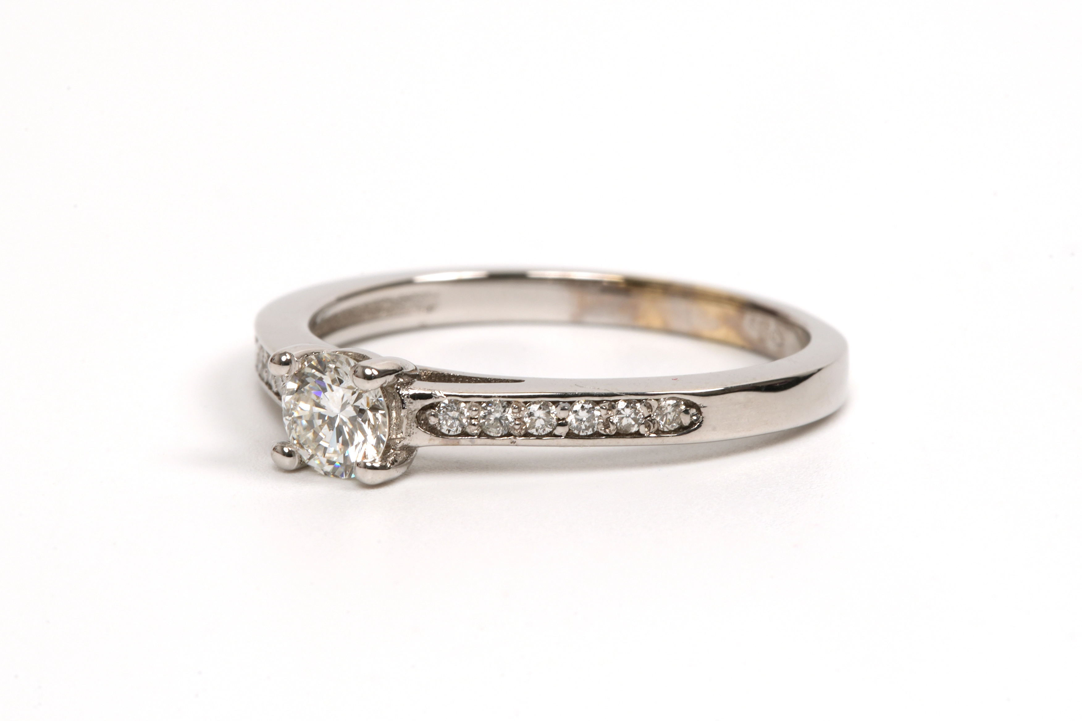 Bague contemporaine en or blanc 18 carats sertie d'un diamant "taille" brillant (+-0.39ct) - 2