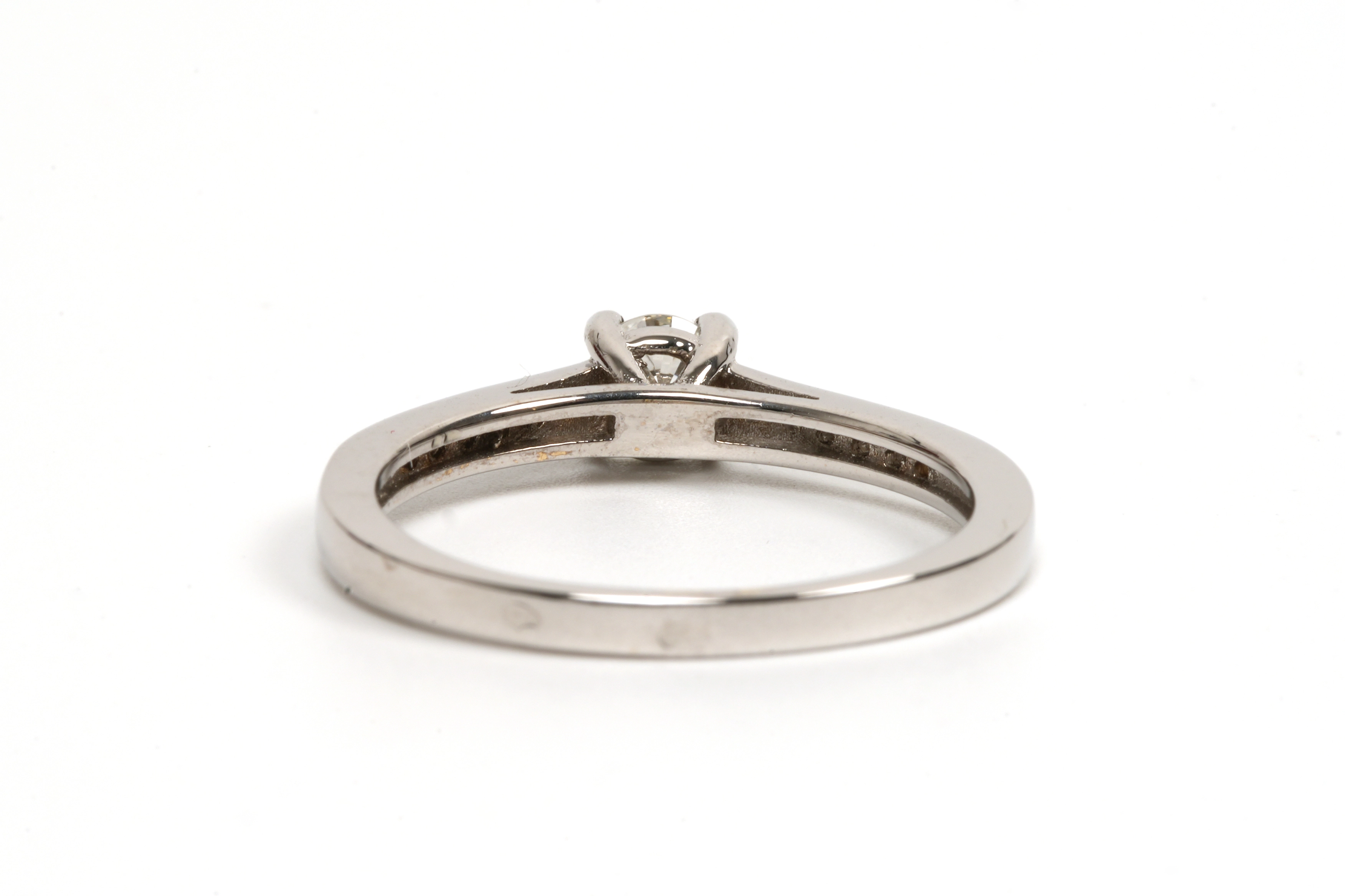 Bague contemporaine en or blanc 18 carats sertie d'un diamant "taille" brillant (+-0.39ct) - 4