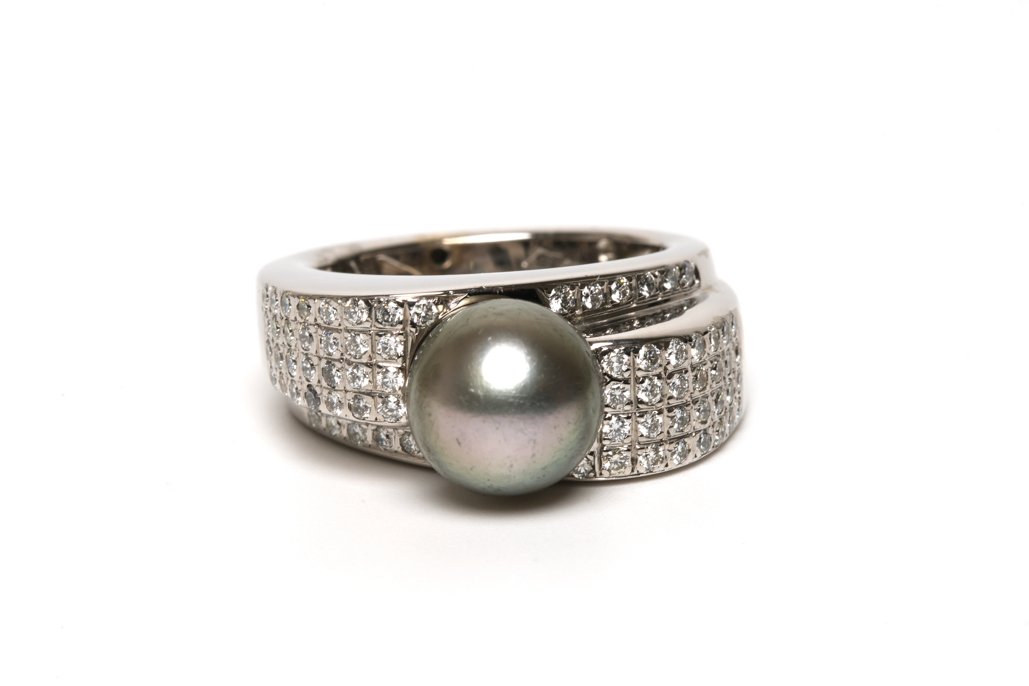 Bague contemporaine en or blanc 18 carats sertie d'une perle de Tahiti et de diamants "taille" brillant (+-0.396ct) - 1