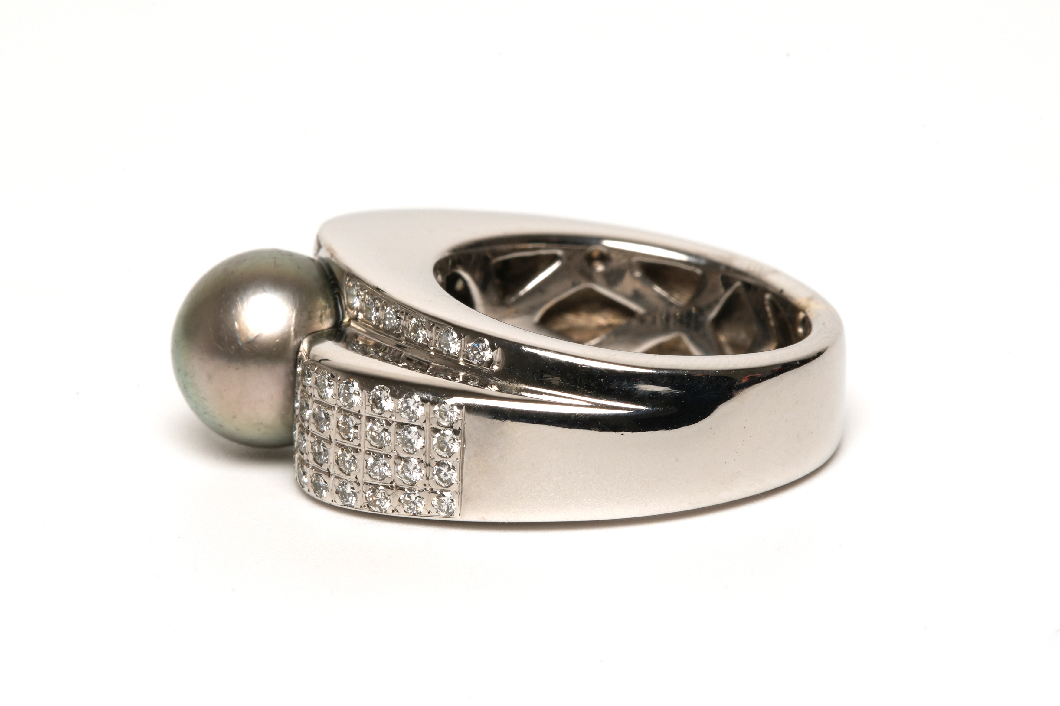 Bague contemporaine en or blanc 18 carats sertie d'une perle de Tahiti et de diamants "taille" brillant (+-0.396ct) - 3