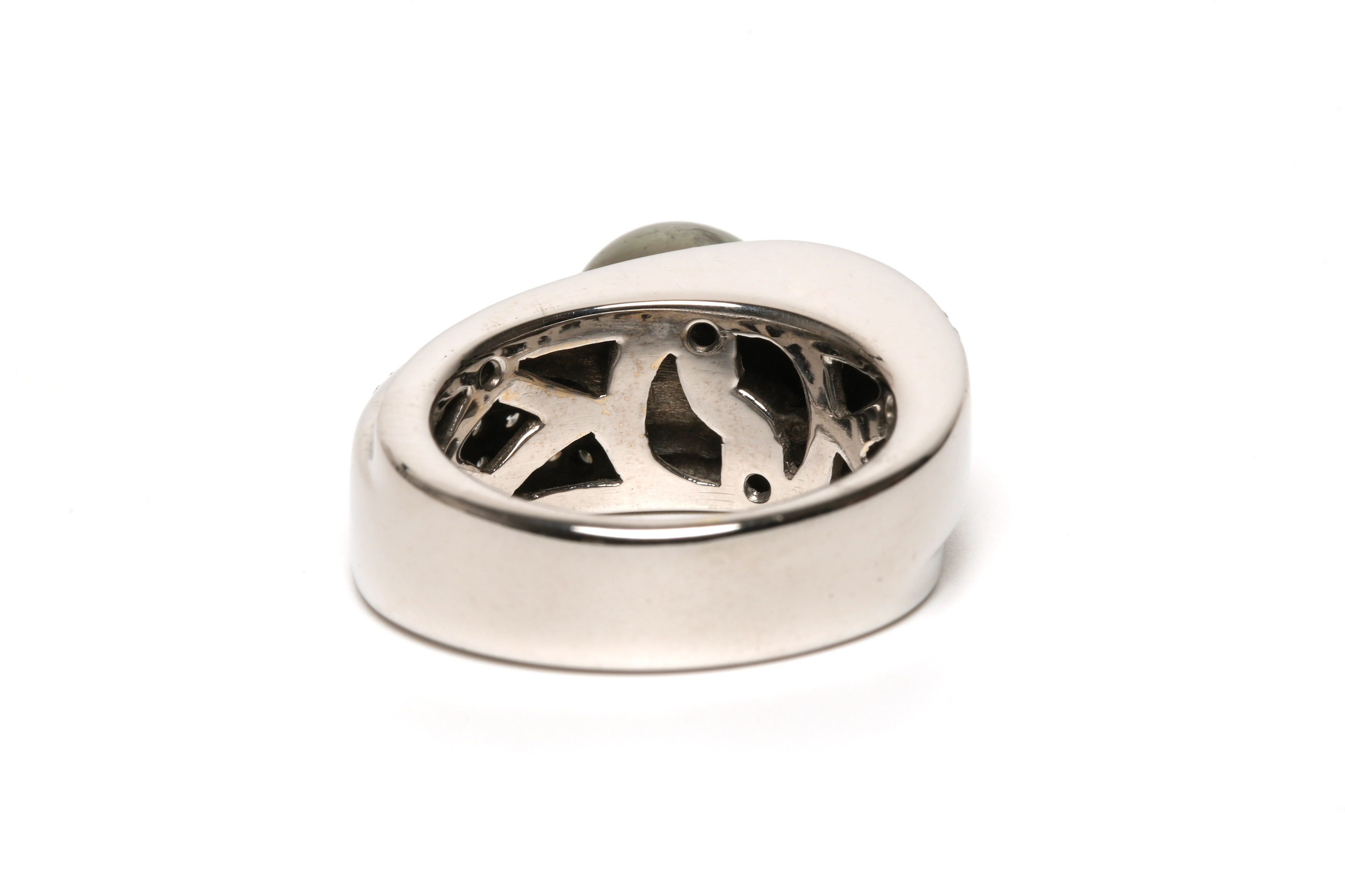 Bague contemporaine en or blanc 18 carats sertie d'une perle de Tahiti et de diamants "taille" brillant (+-0.396ct) - 4