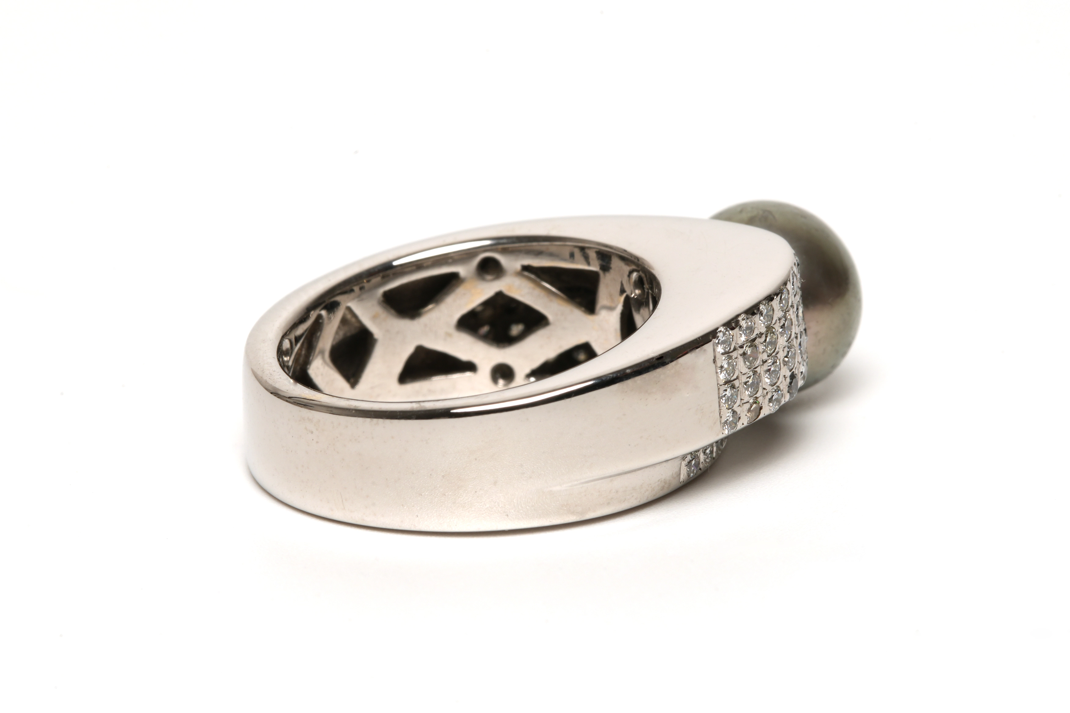 Bague contemporaine en or blanc 18 carats sertie d'une perle de Tahiti et de diamants "taille" brillant (+-0.396ct) - 5