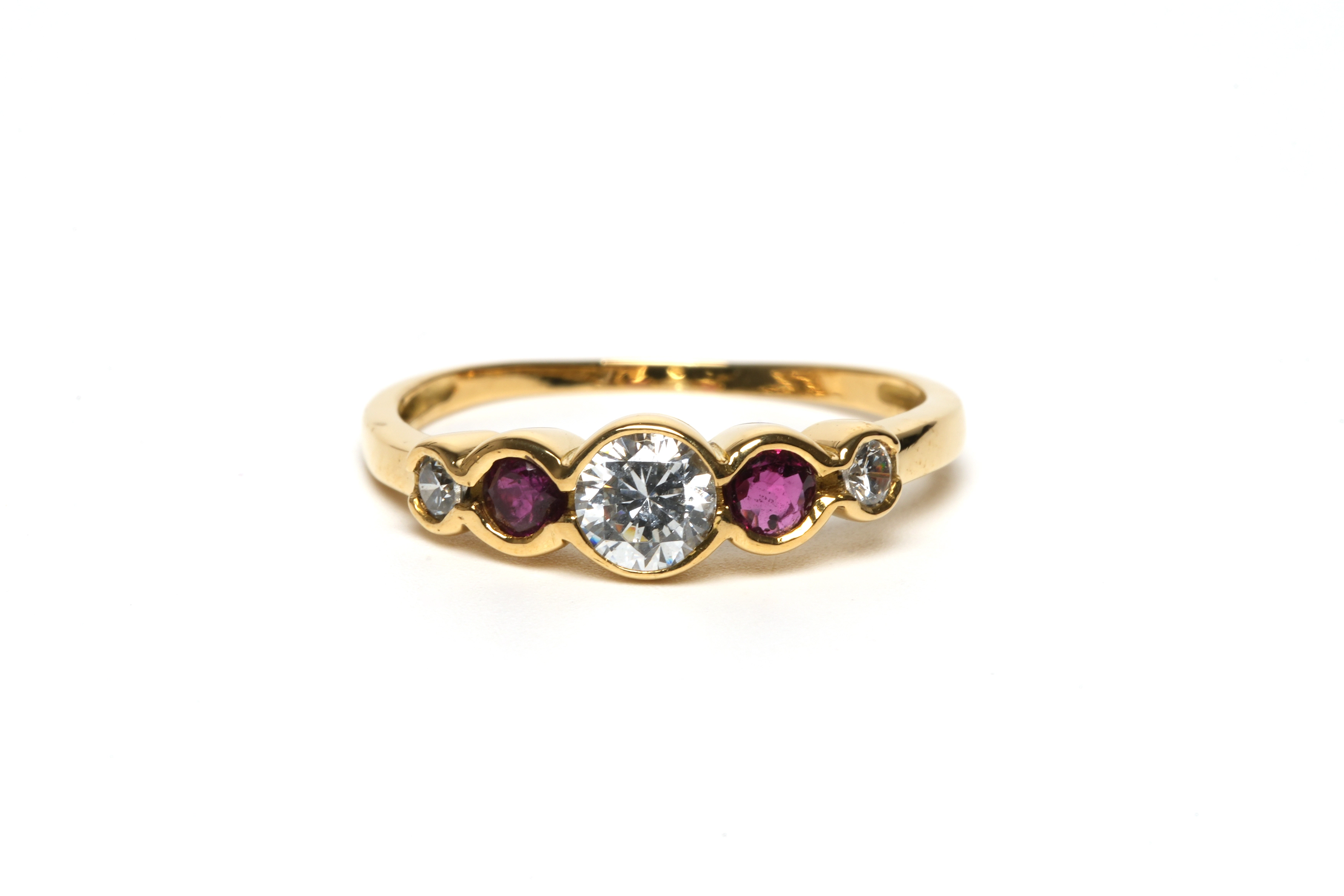 Alliance demi-américaine contemporaine en or jaune 18 carats sertie de rubis et de diamants "taille" brillant (+-0.41ct) - - 1