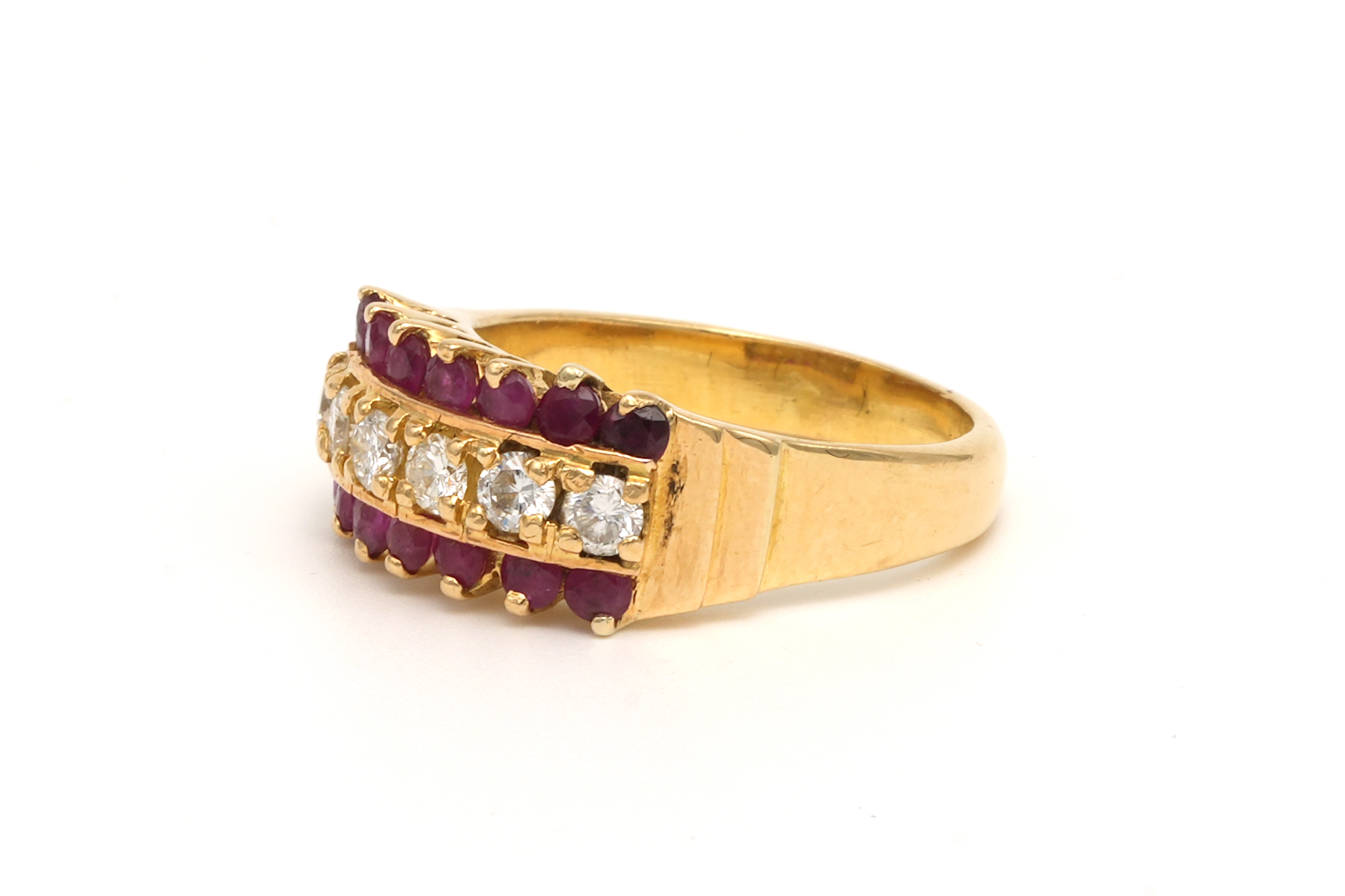 Bague contemporaine en or jaune 18 carats sertie de rubis et de diamants (0.42 carat) - 2