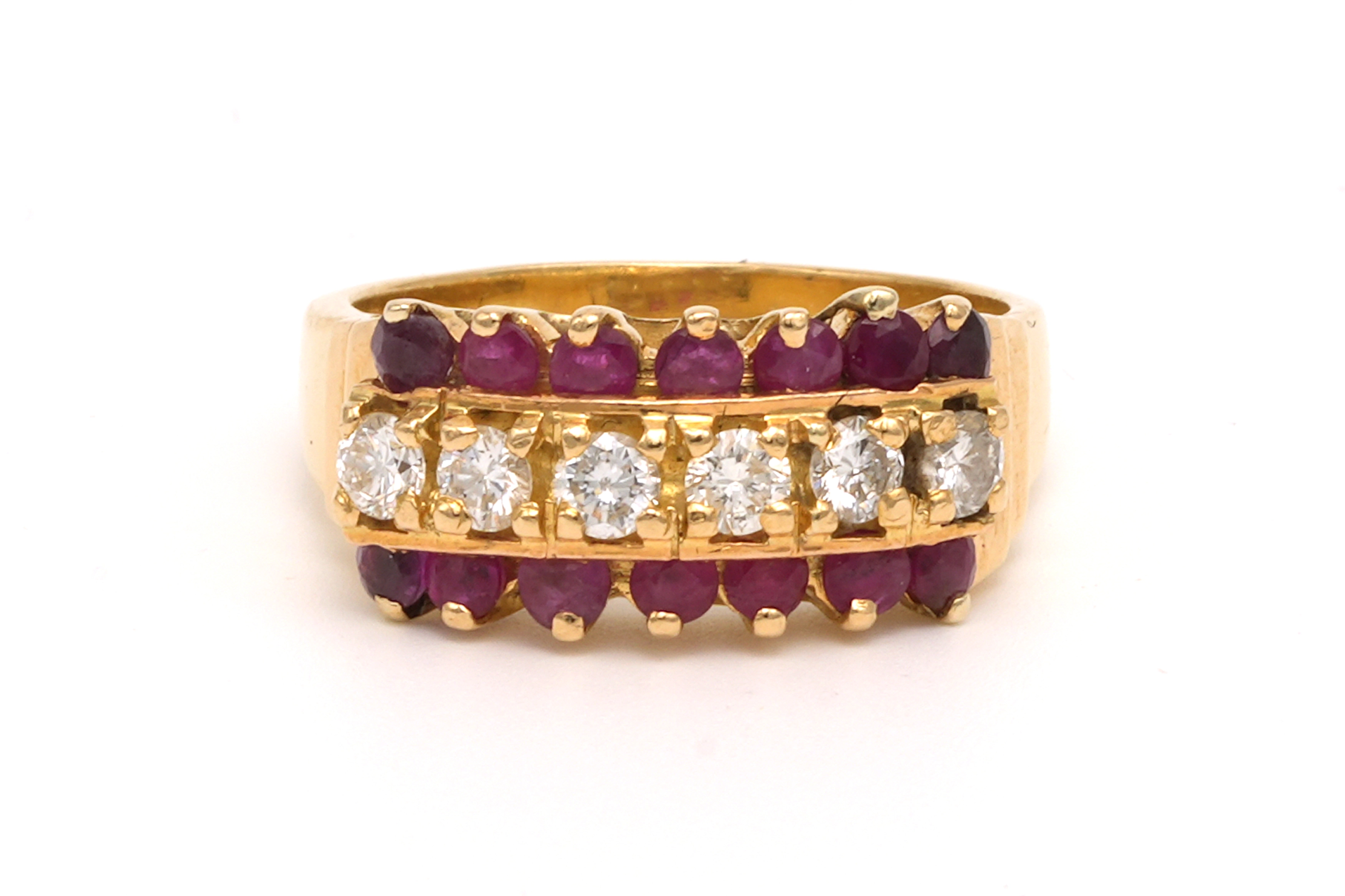 Bague contemporaine en or jaune 18 carats sertie de rubis et de diamants (0.42 carat) - 1