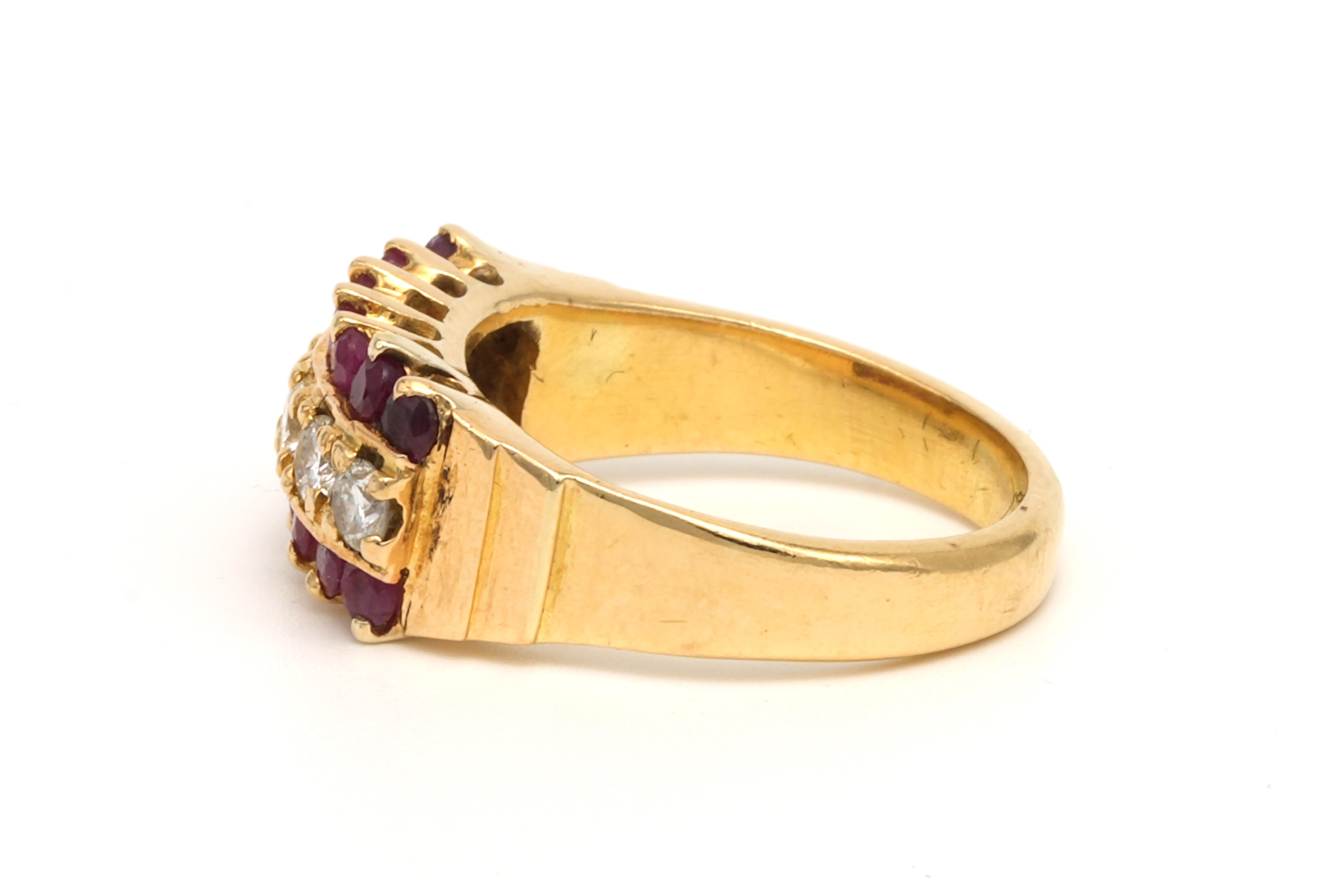 Bague contemporaine en or jaune 18 carats sertie de rubis et de diamants (0.42 carat) - 3