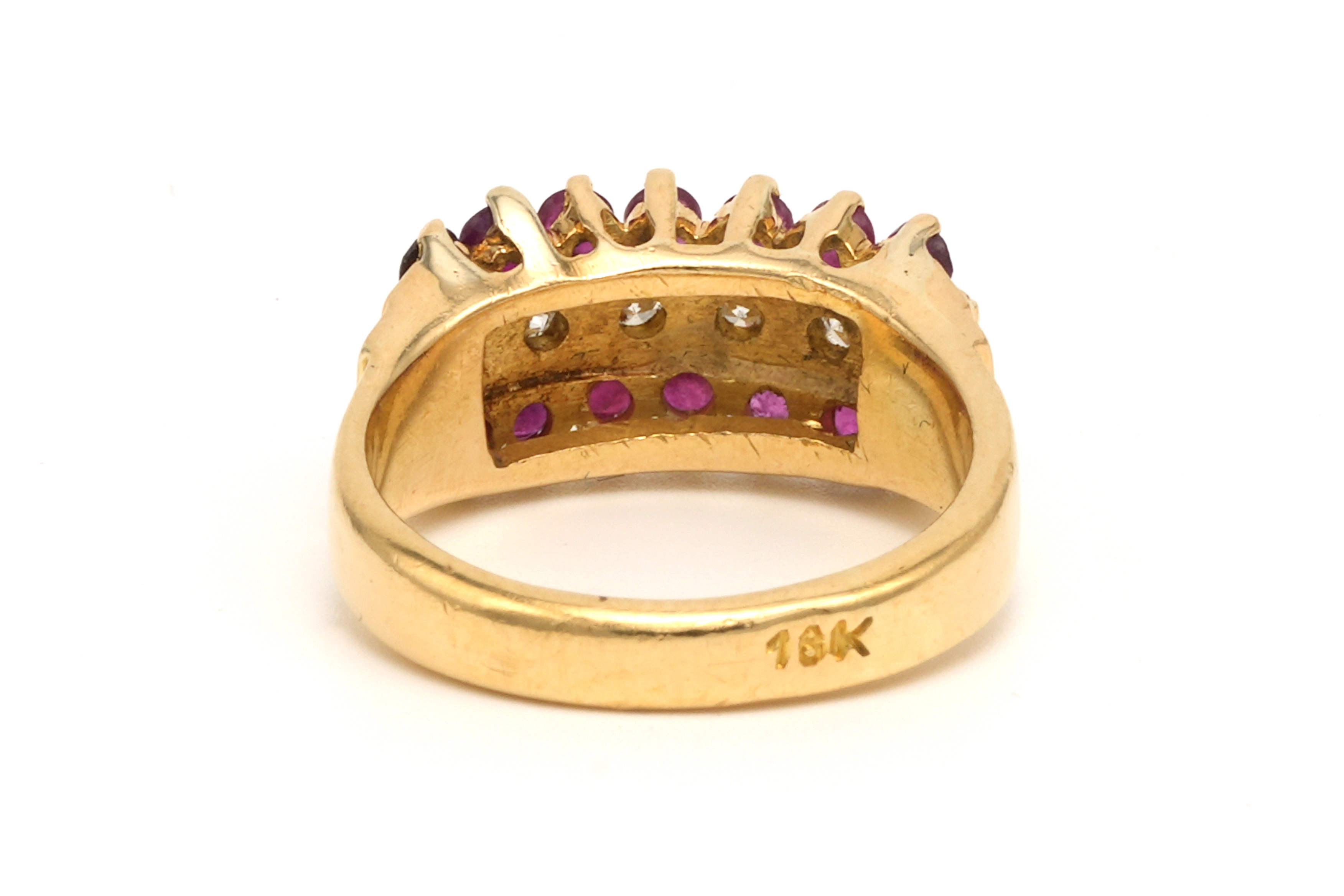 Bague contemporaine en or jaune 18 carats sertie de rubis et de diamants (0.42 carat) - 4