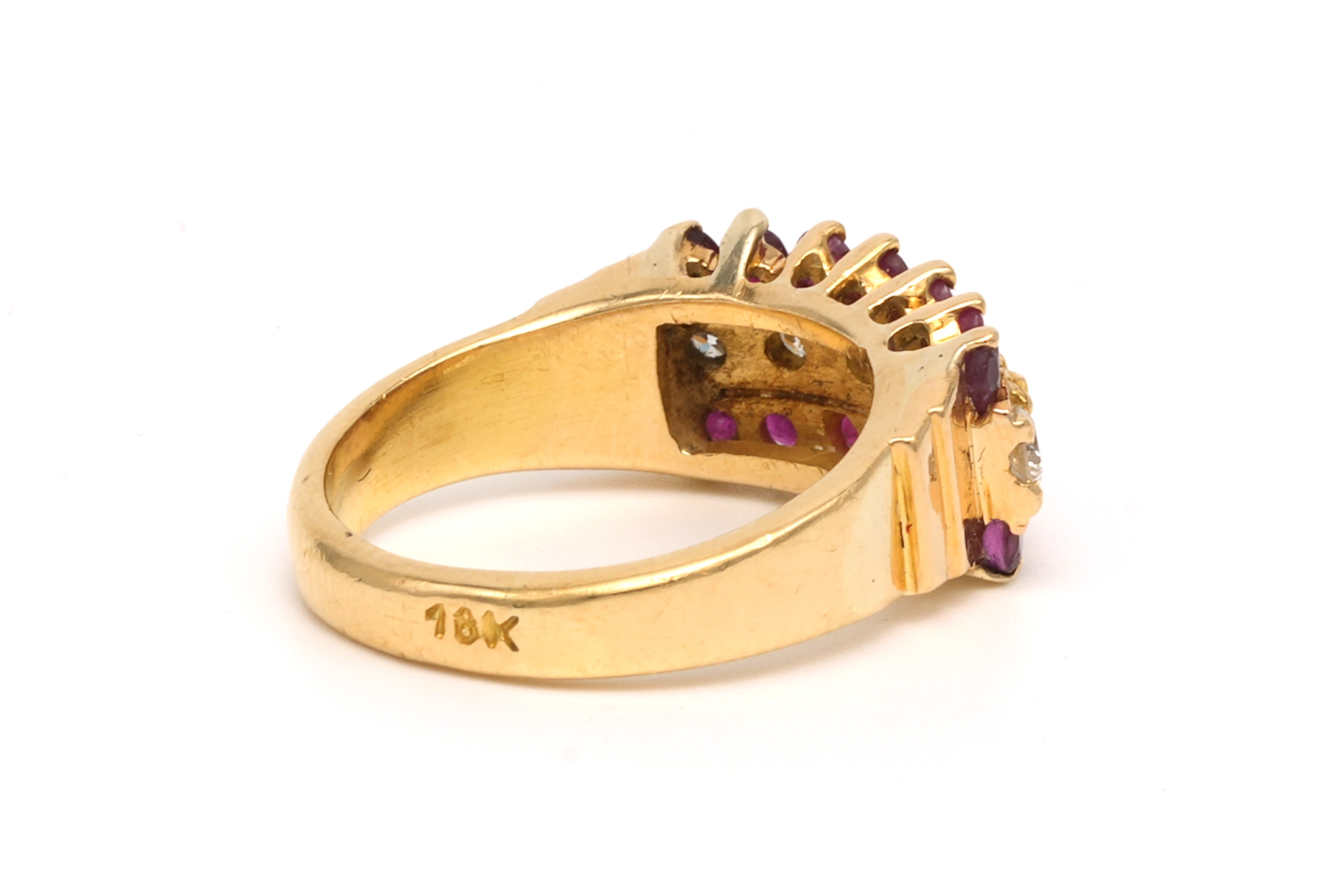 Bague contemporaine en or jaune 18 carats sertie de rubis et de diamants (0.42 carat) - 5