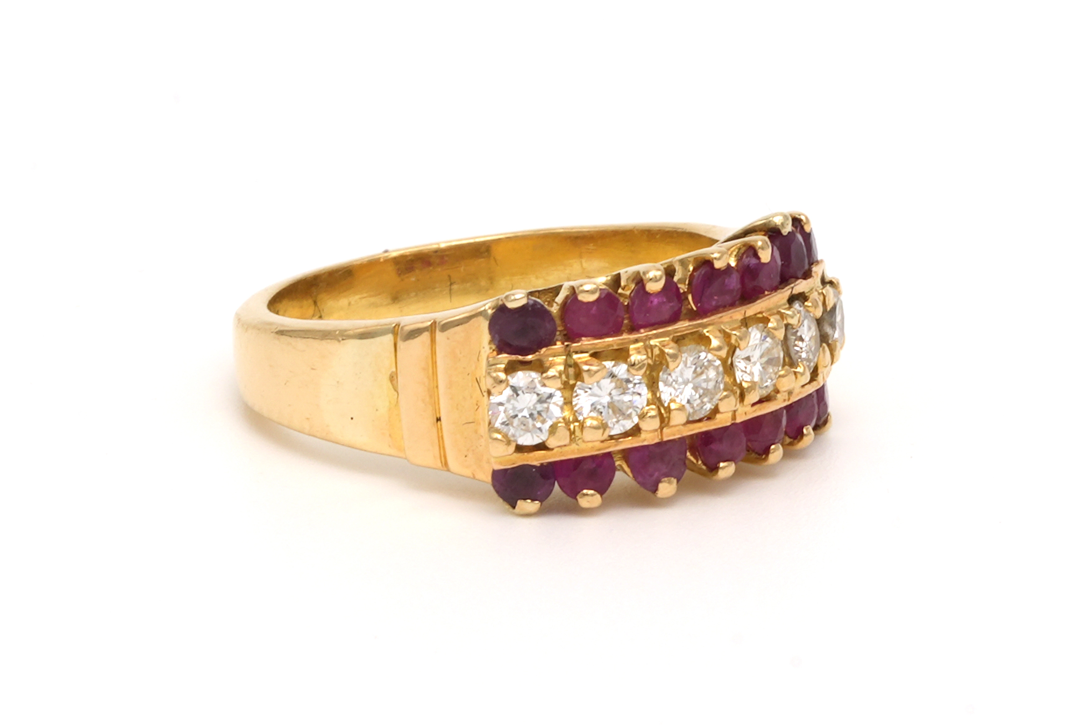 Bague contemporaine en or jaune 18 carats sertie de rubis et de diamants (0.42 carat) - 6