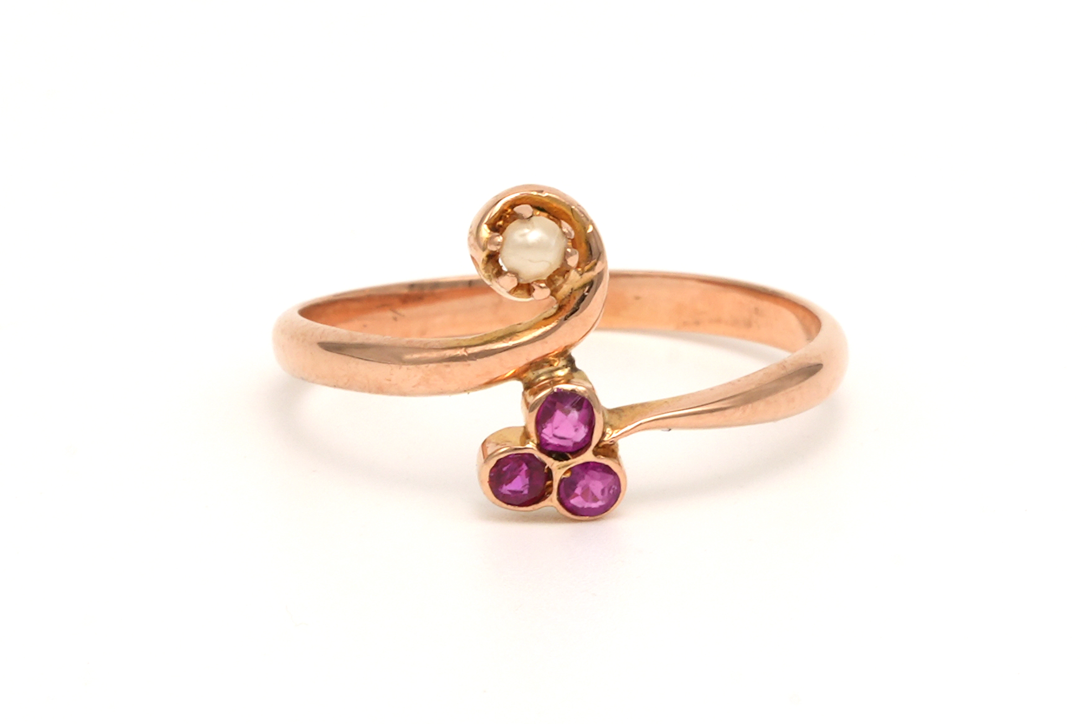 Bague Art Nouveau en or jaune 18 carats sertie d'une perle et de rubis de synthèse - - 1