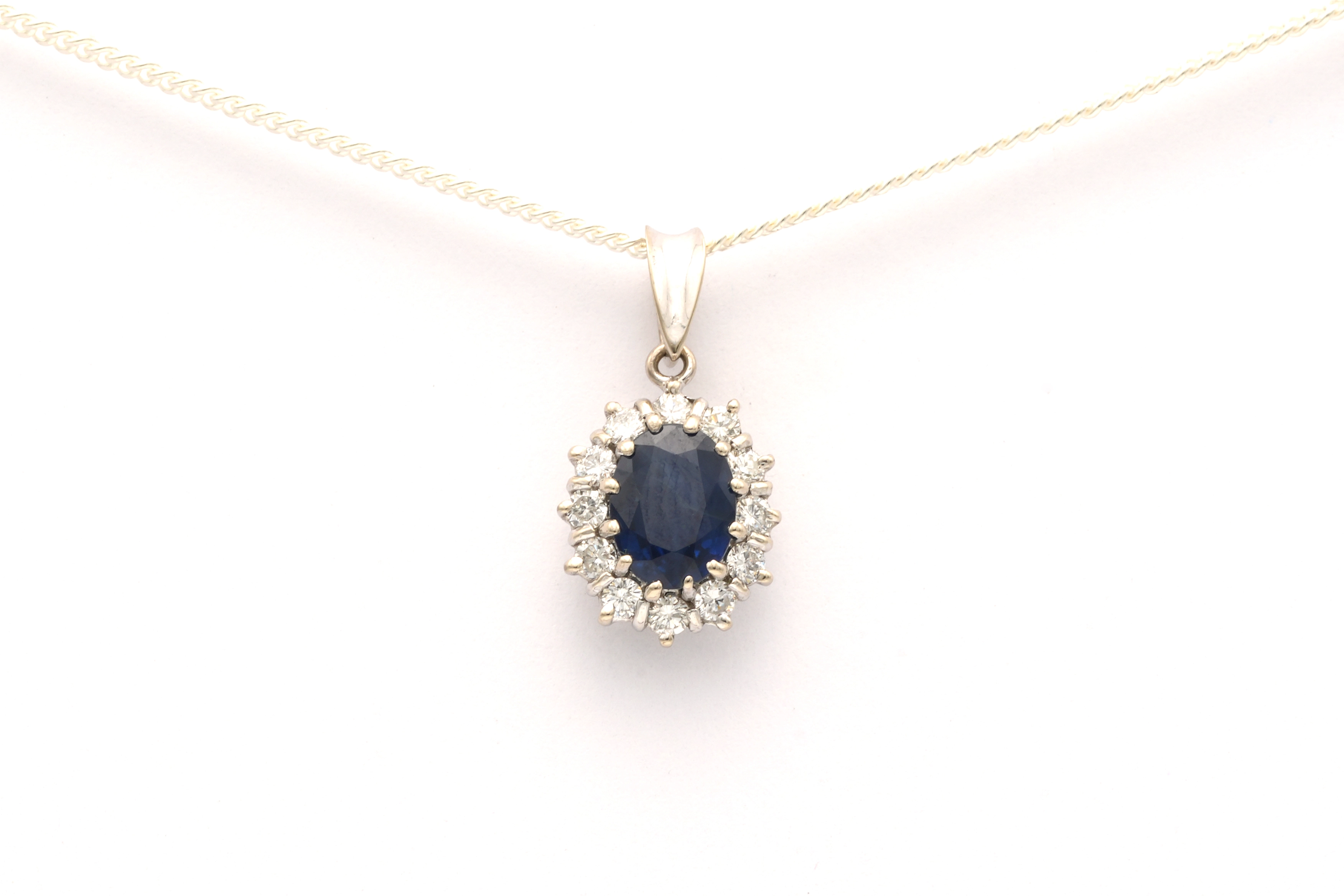 Pendentif contemporain en or blanc 18 carats serti d'un saphir et de diamants "taille" brillant (+-0.3ct) - 1