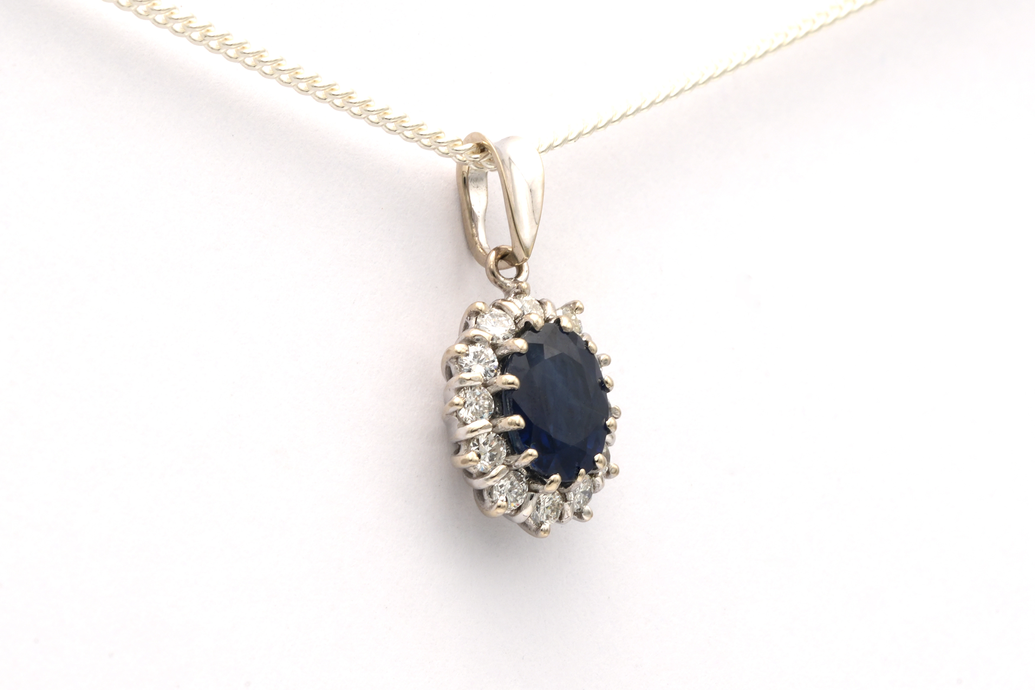 Pendentif contemporain en or blanc 18 carats serti d'un saphir et de diamants "taille" brillant (+-0.3ct) - 3