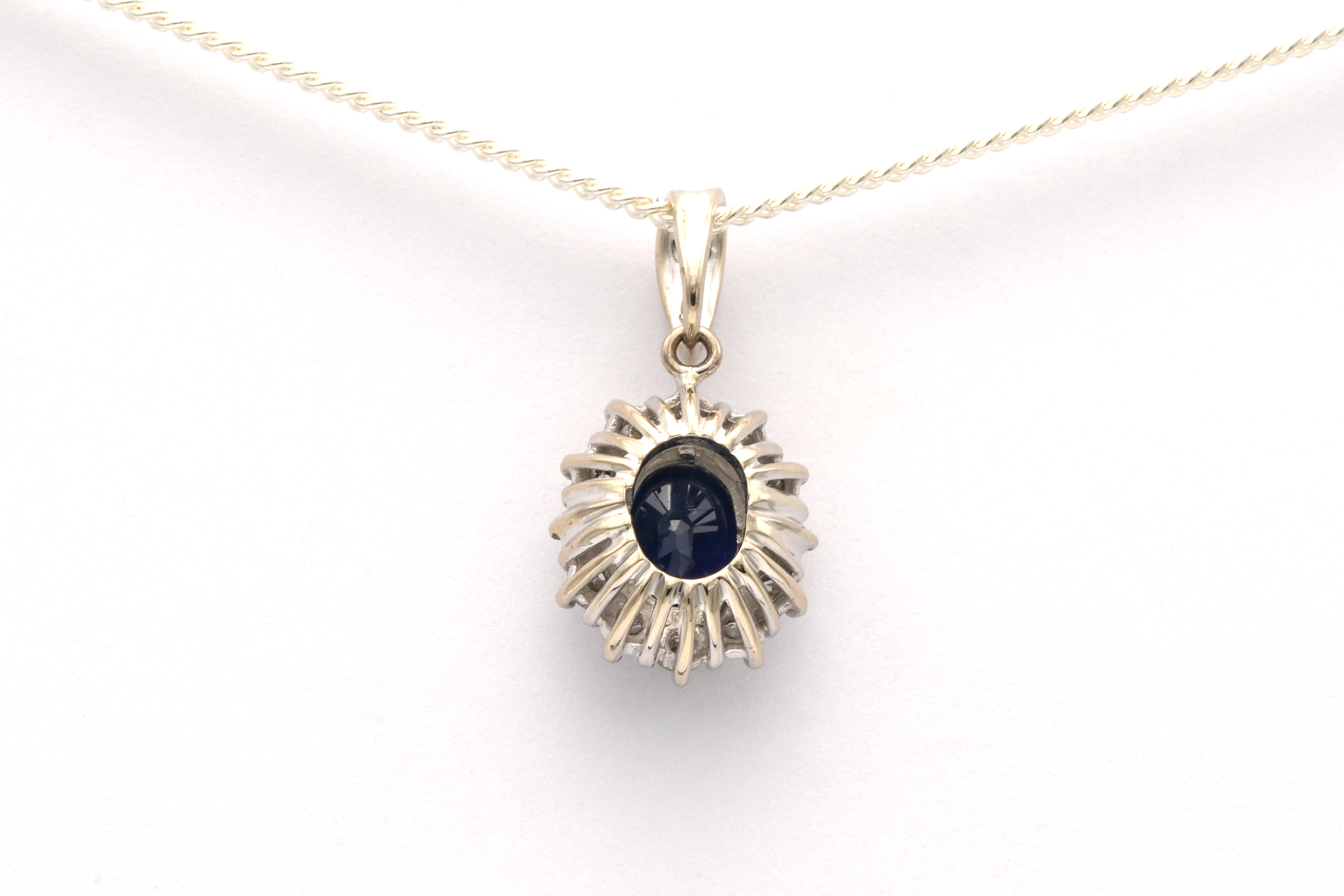 Pendentif contemporain en or blanc 18 carats serti d'un saphir et de diamants "taille" brillant (+-0.3ct) - 4