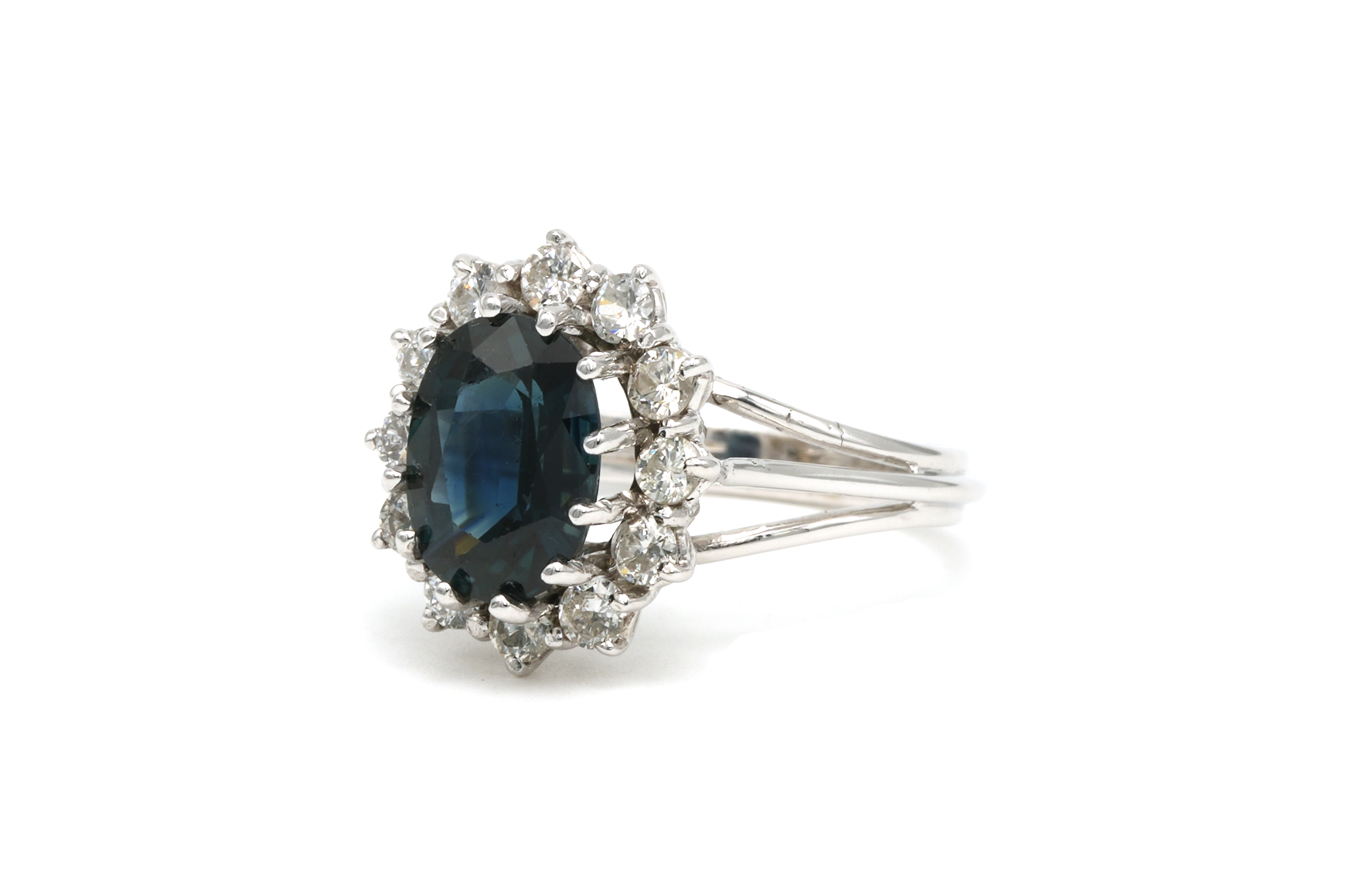 Bague Années 70 en or blanc 18 carats sertie d'un saphir et de diamants "taille" brillant (+-0.6ct) - 2