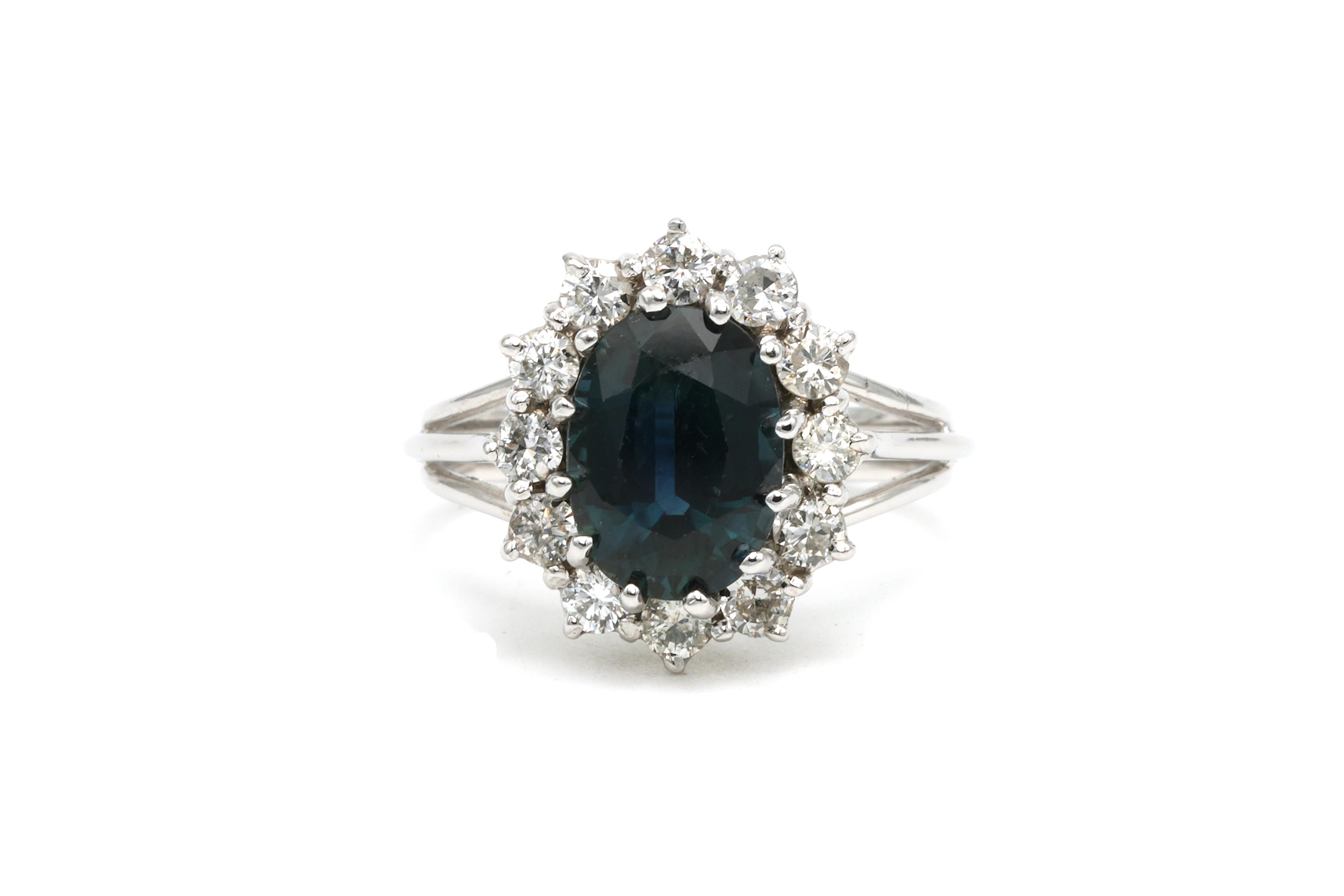 Bague Années 70 en or blanc 18 carats sertie d'un saphir et de diamants "taille" brillant (+-0.6ct) - 1