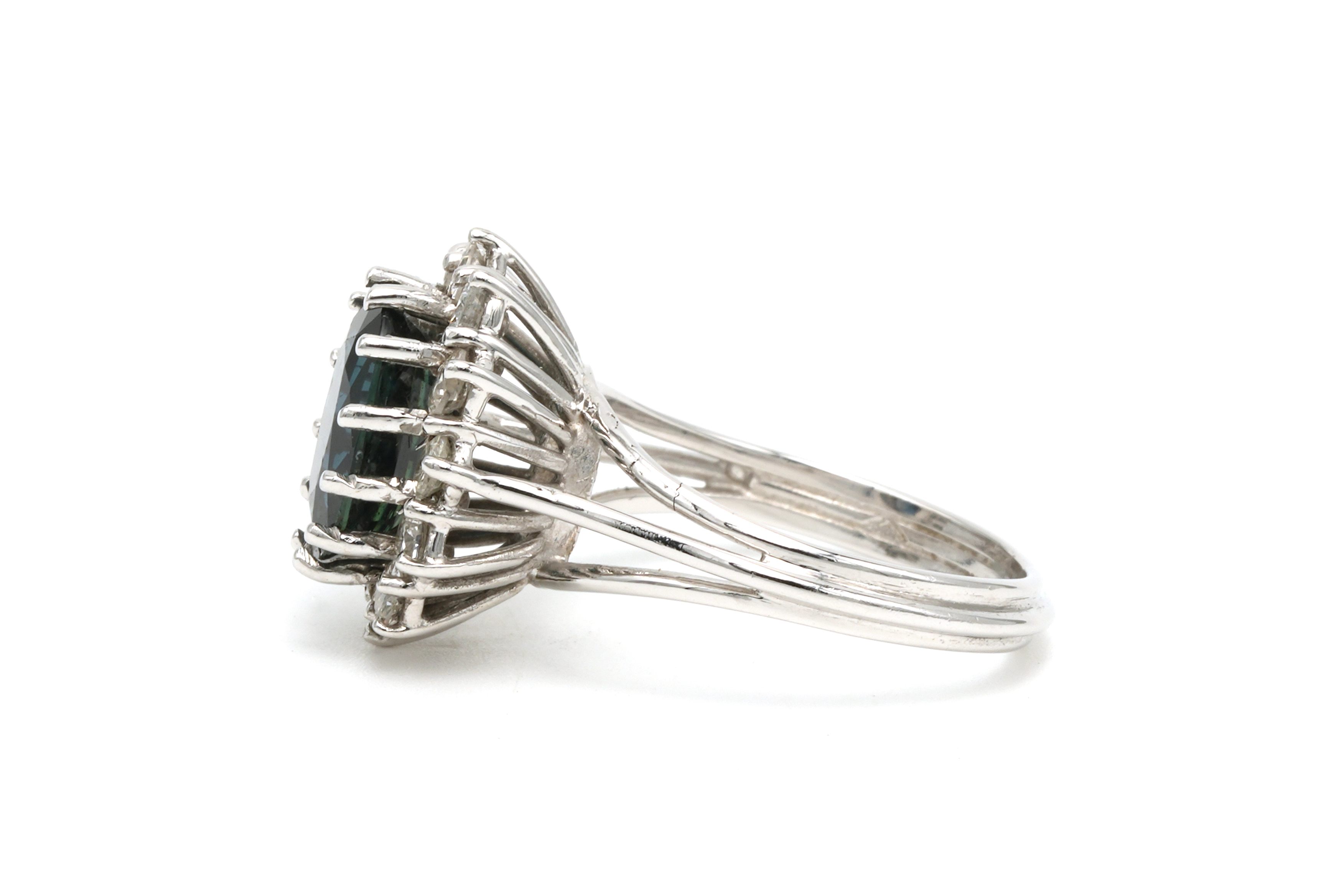 Bague Années 70 en or blanc 18 carats sertie d'un saphir et de diamants "taille" brillant (+-0.6ct) - 3