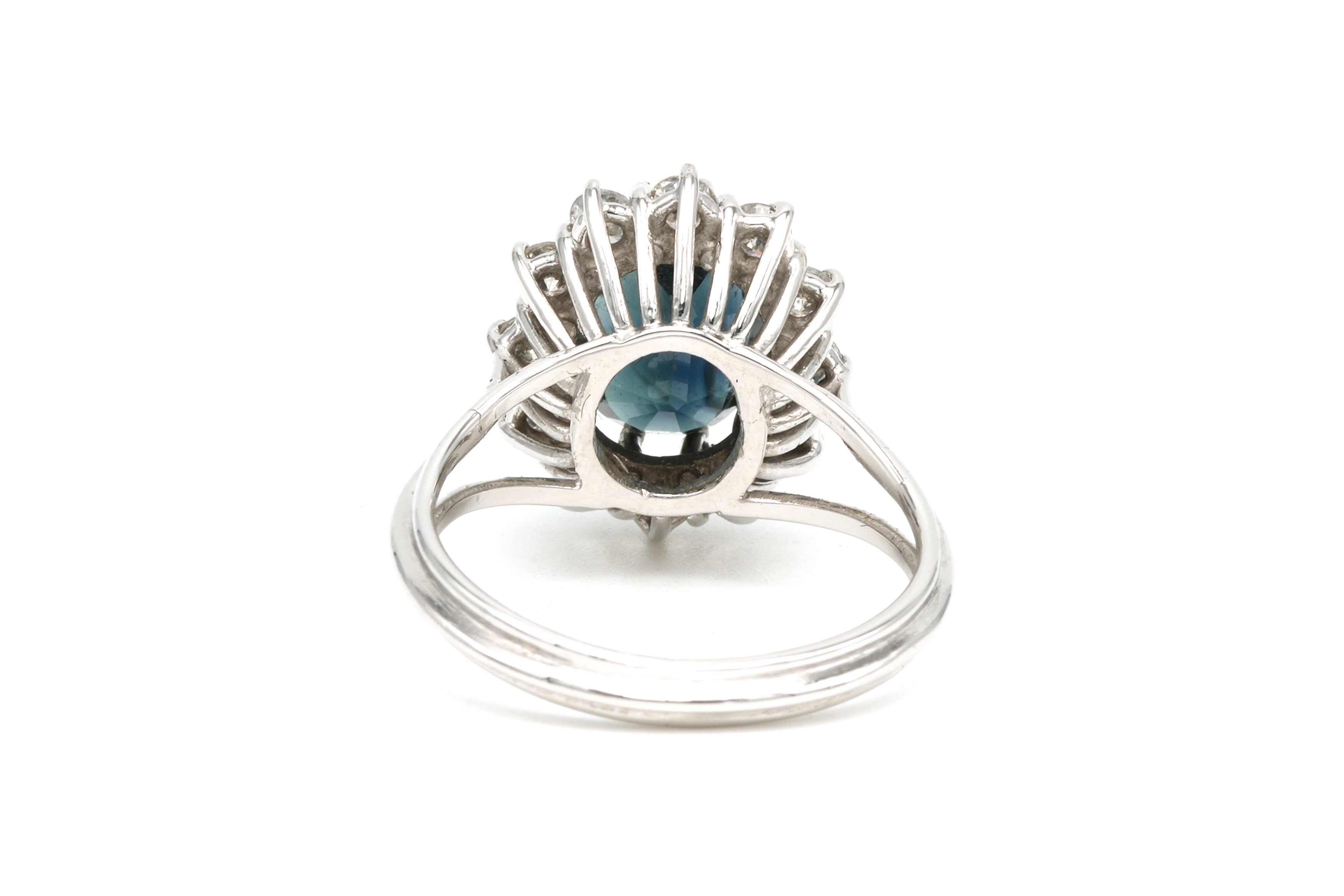 Bague Années 70 en or blanc 18 carats sertie d'un saphir et de diamants "taille" brillant (+-0.6ct) - 4