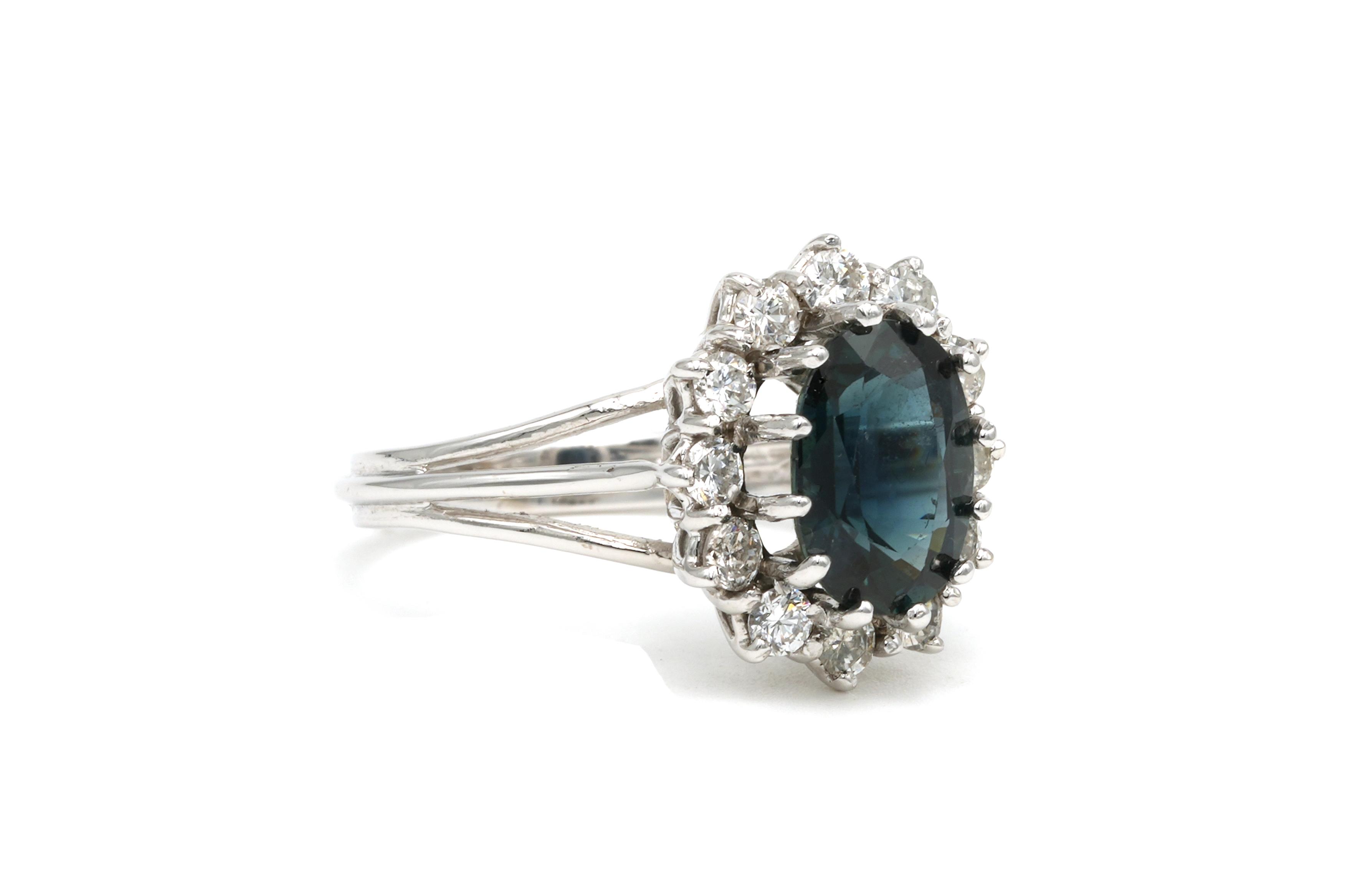 Bague Années 70 en or blanc 18 carats sertie d'un saphir et de diamants "taille" brillant (+-0.6ct) - 6