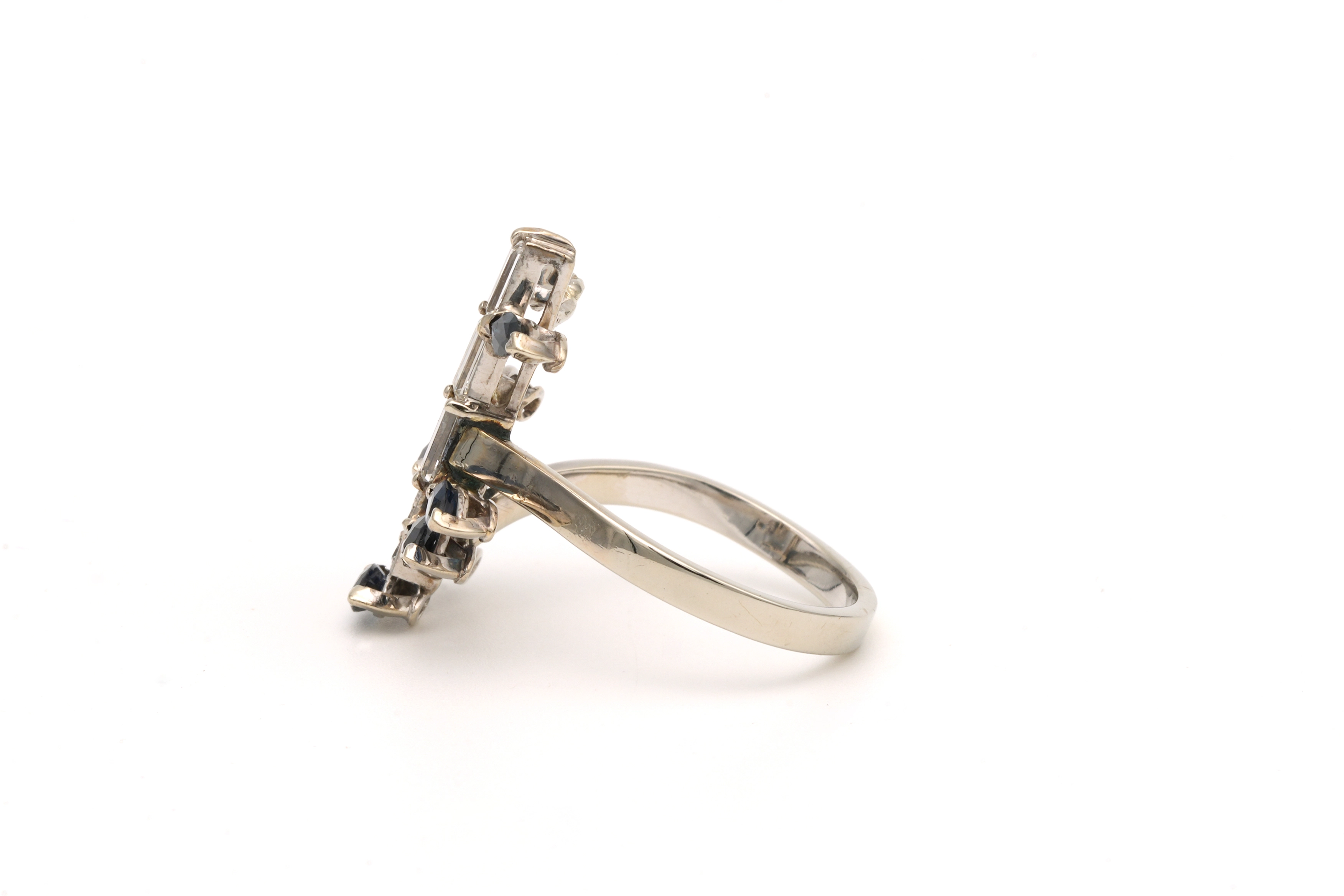 Bague Années 70 en or blanc 18 carats sertie de saphirs, de diamants "taille" baguette et "taille" brillant (+-0.084ct) - 3