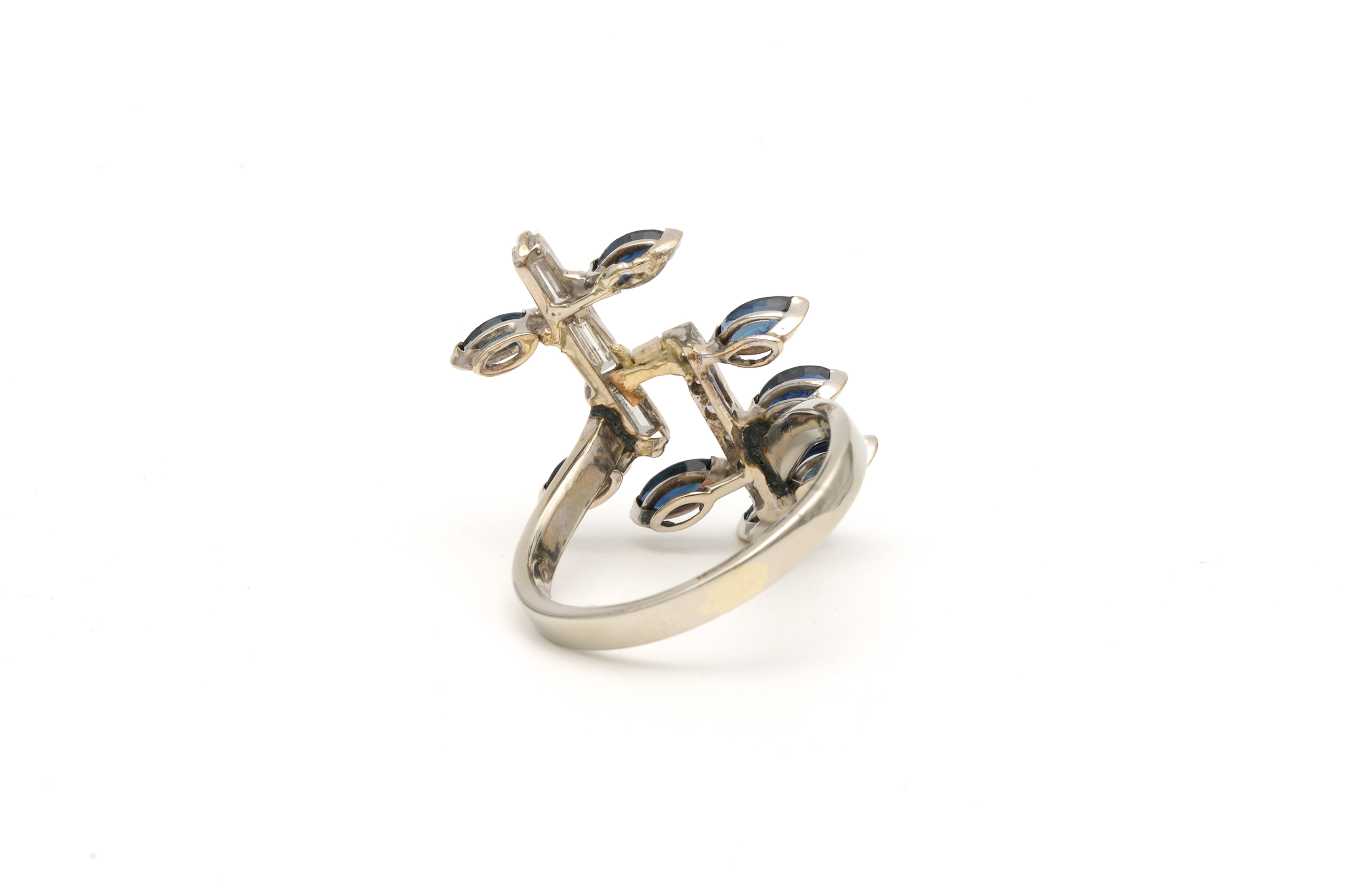 Bague Années 70 en or blanc 18 carats sertie de saphirs, de diamants "taille" baguette et "taille" brillant (+-0.084ct) - 4