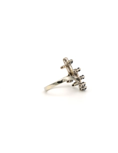 Bague Années 70 en or blanc 18 carats sertie de saphirs, de diamants "taille" baguette et "taille" brillant (+-0.084ct) - 5