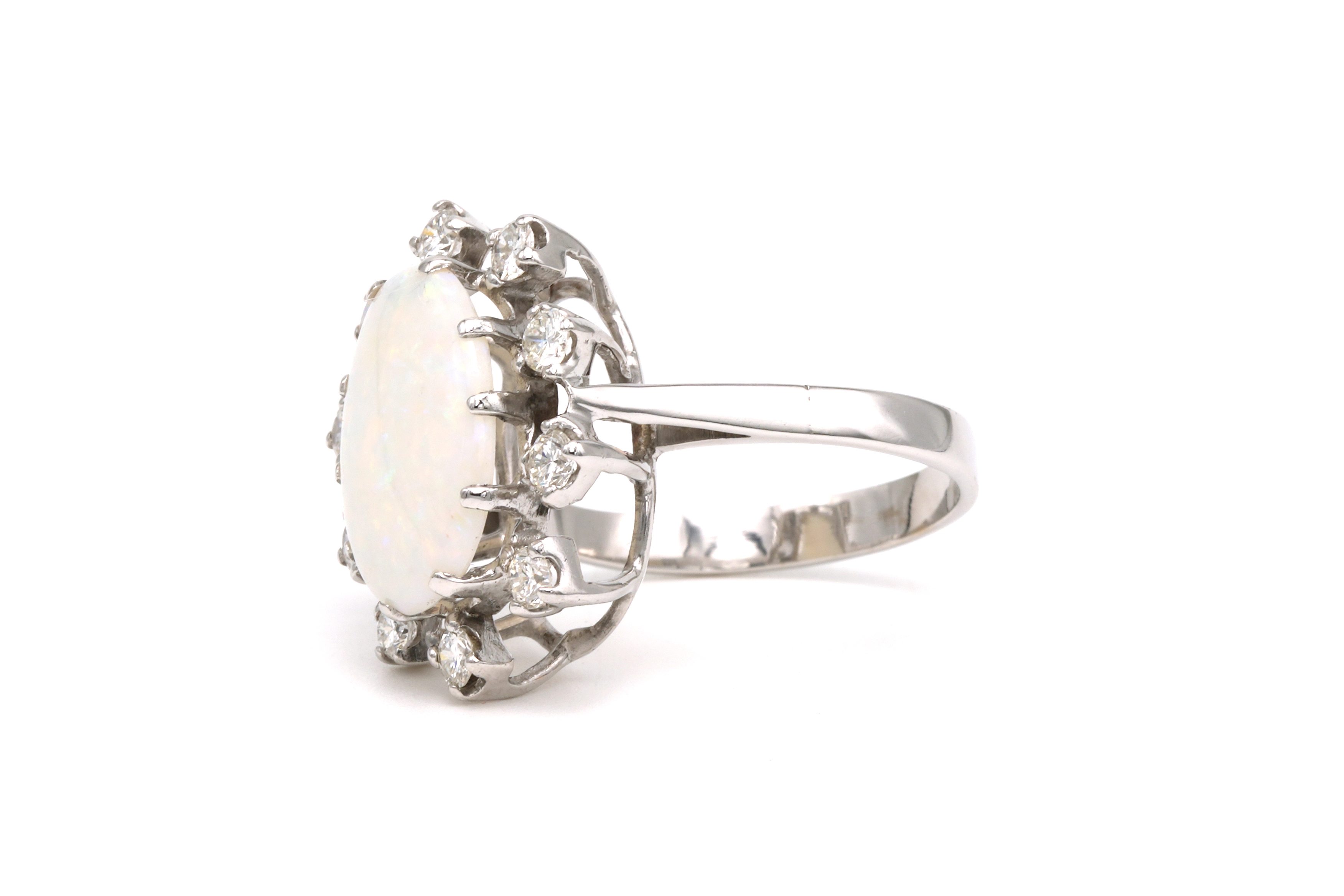 Bague contemporaine en or blanc 14 carats sertie d'une opale et de diamants "taille" brillant (+-0.6ct) - 2