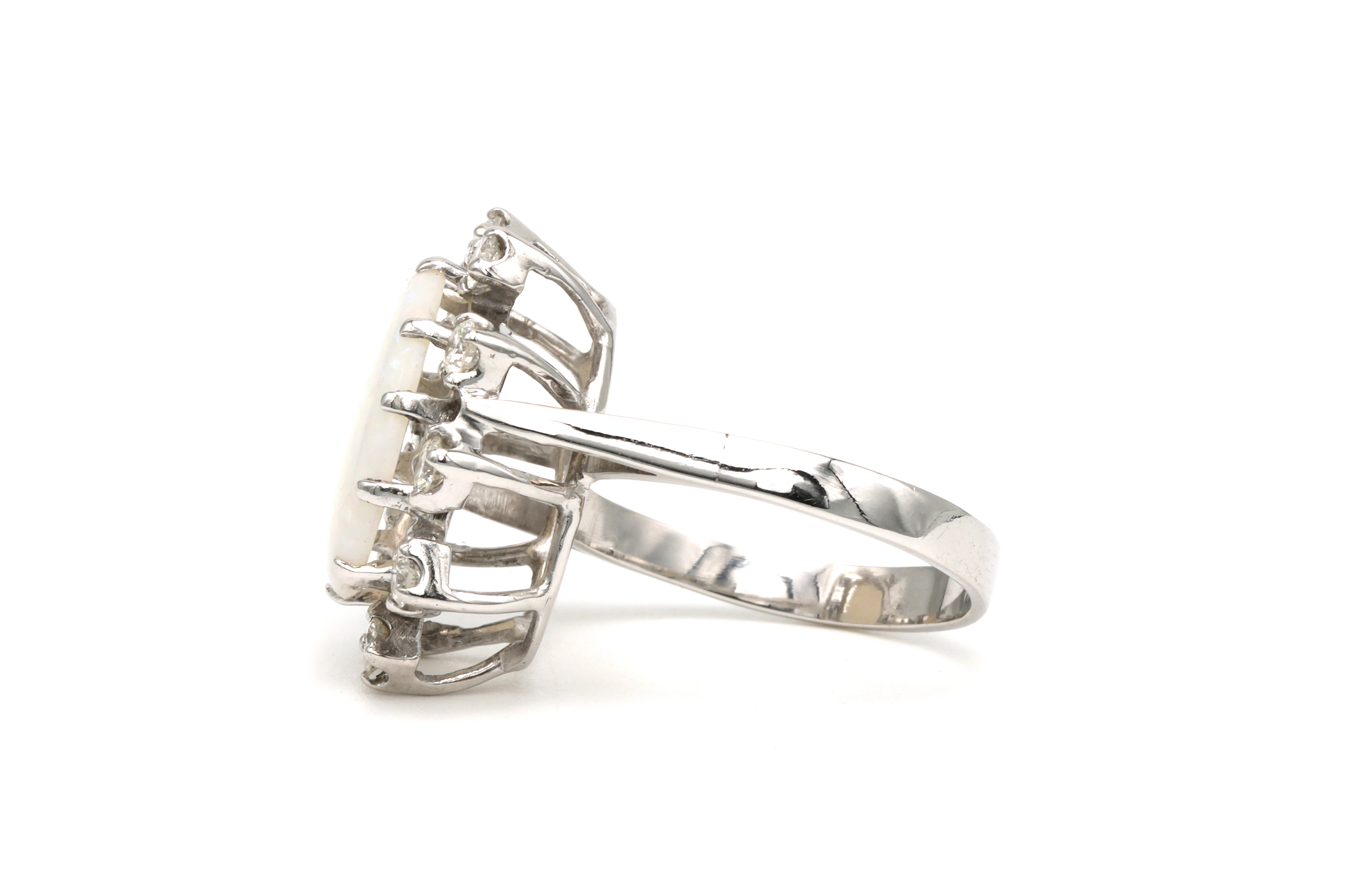 Bague contemporaine en or blanc 14 carats sertie d'une opale et de diamants "taille" brillant (+-0.6ct) - 3