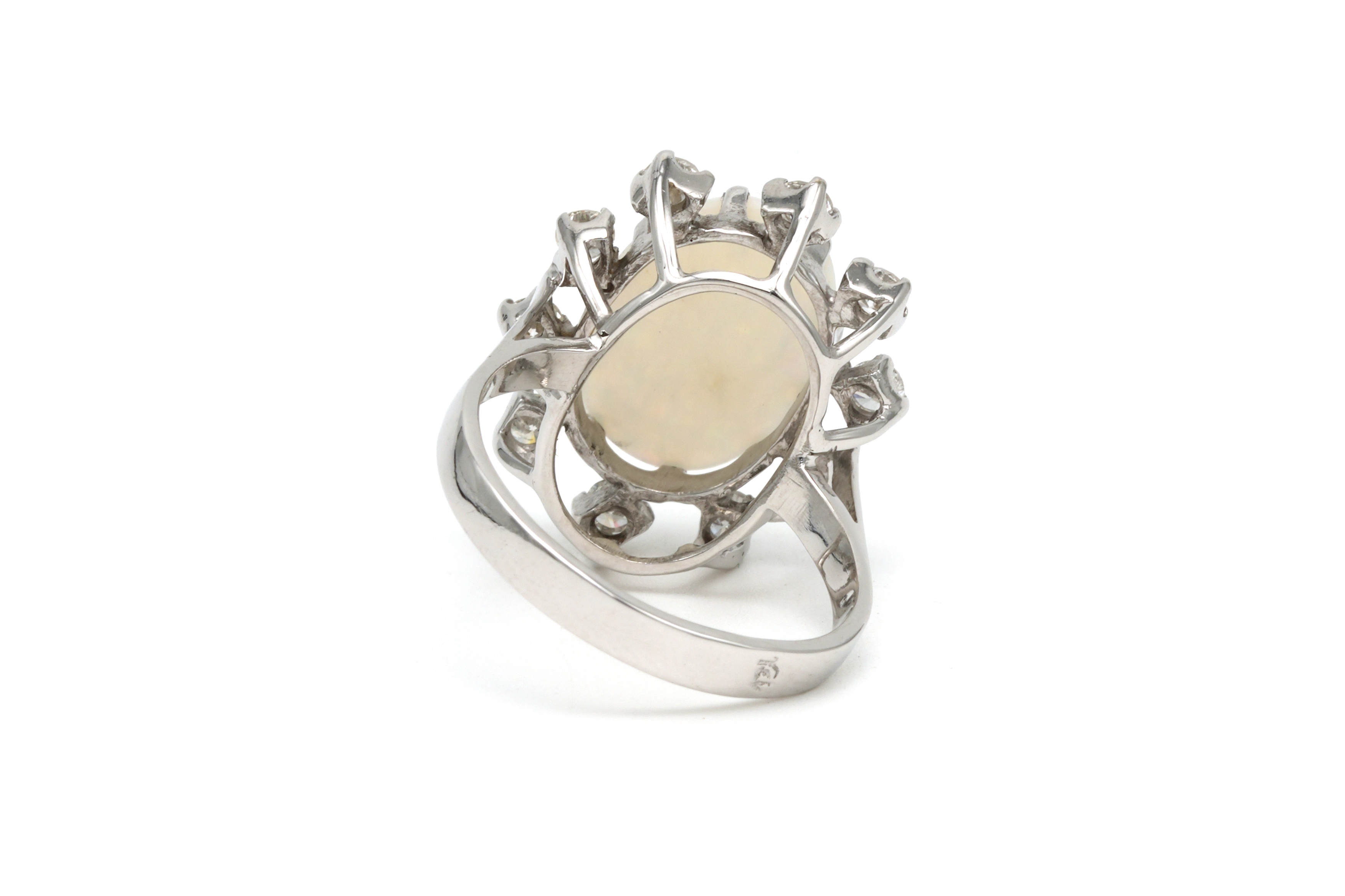 Bague contemporaine en or blanc 14 carats sertie d'une opale et de diamants "taille" brillant (+-0.6ct) - 4