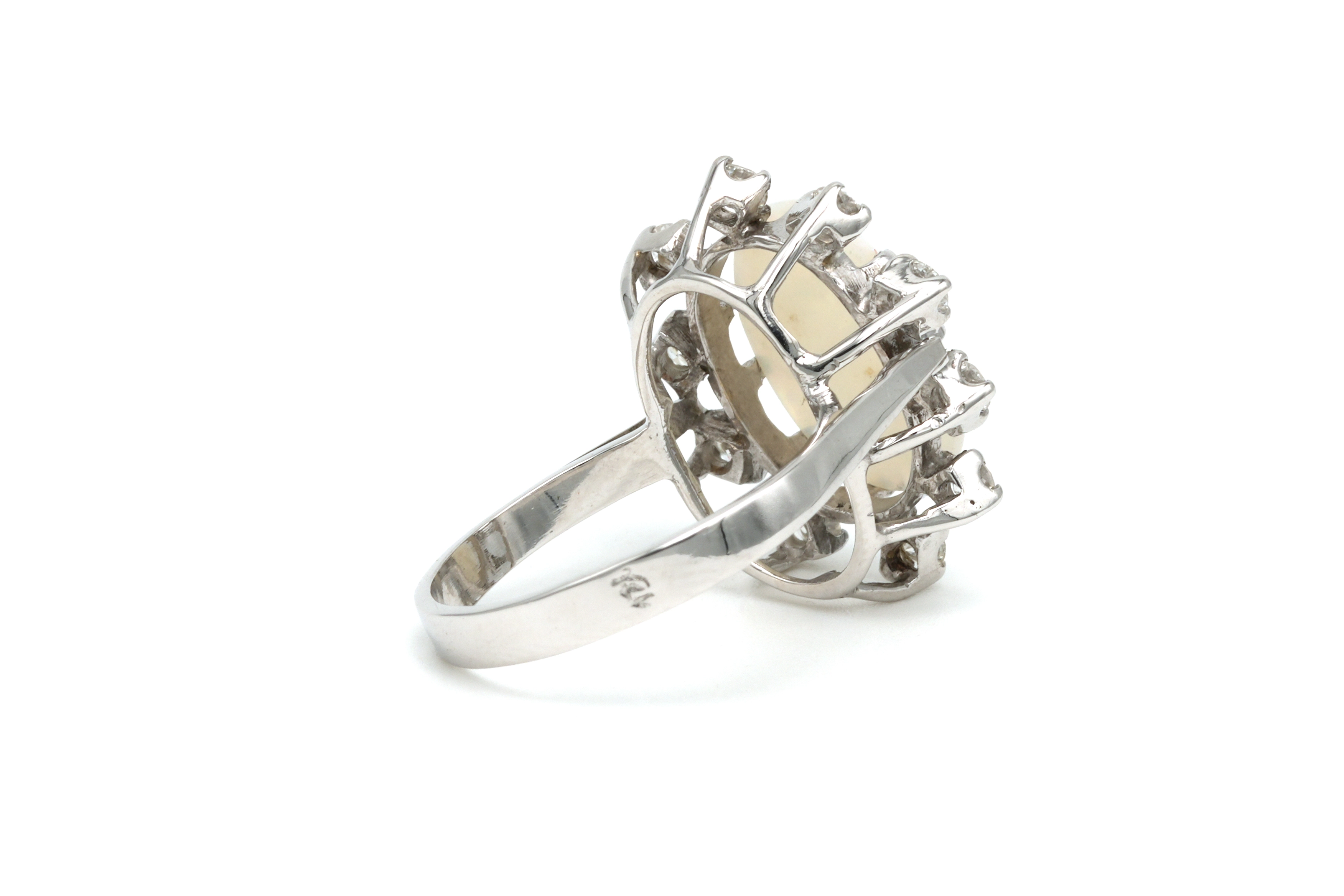 Bague contemporaine en or blanc 14 carats sertie d'une opale et de diamants "taille" brillant (+-0.6ct) - 5
