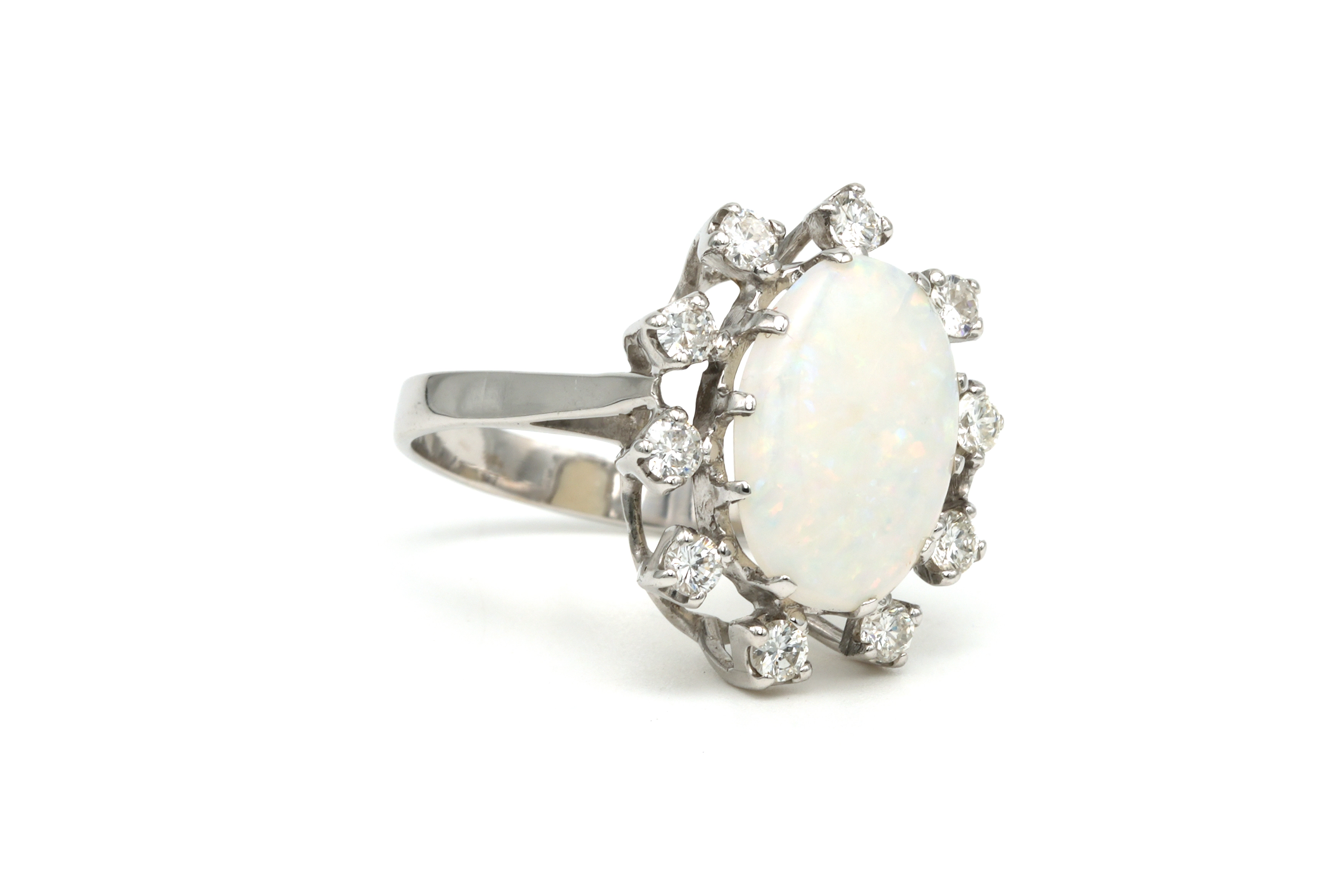 Bague contemporaine en or blanc 14 carats sertie d'une opale et de diamants "taille" brillant (+-0.6ct) - 6