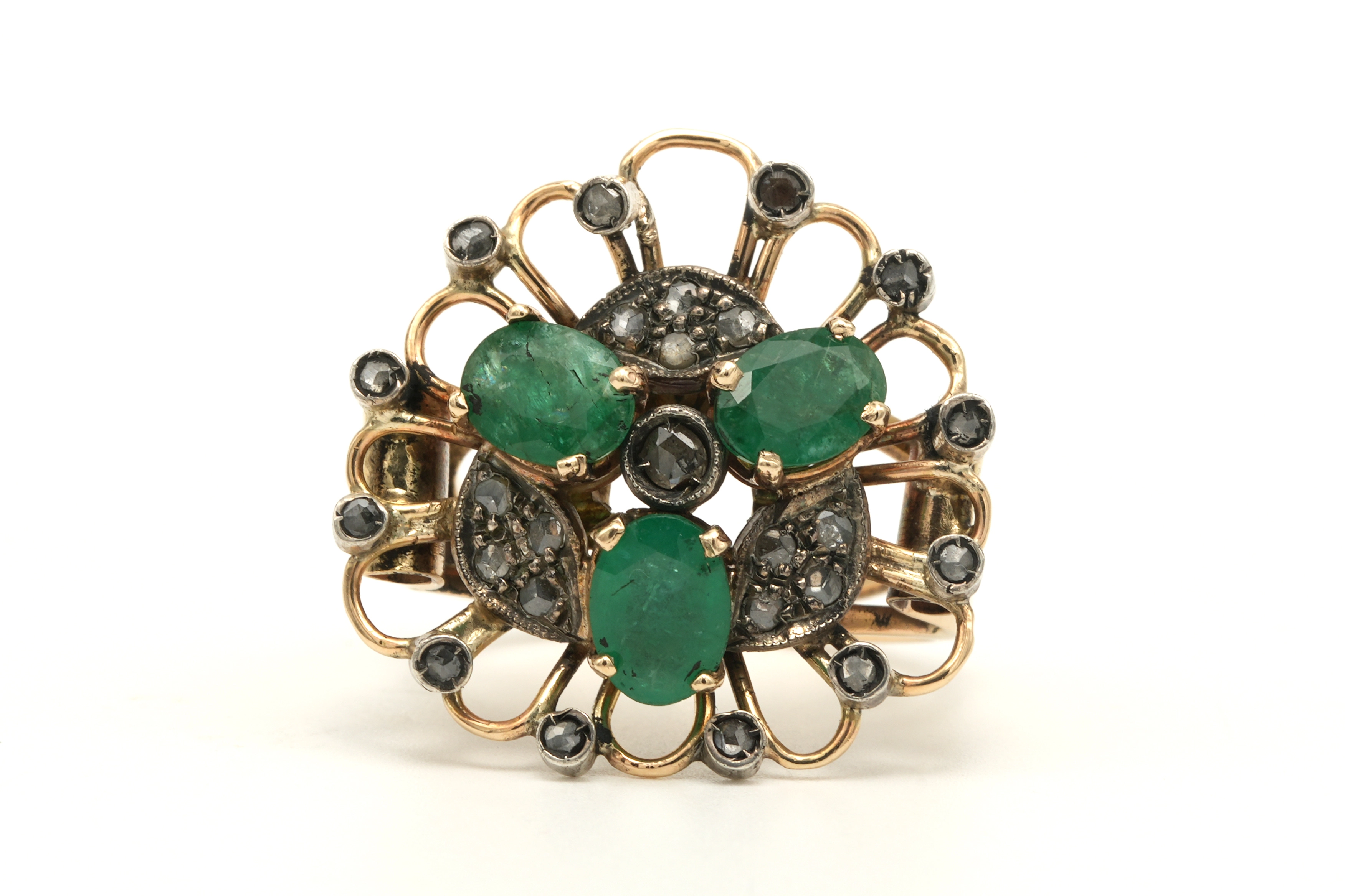 Bague Art Nouveau en or jaune 18 carats sertie d'émeraude et de diamants taille "rose" - 1