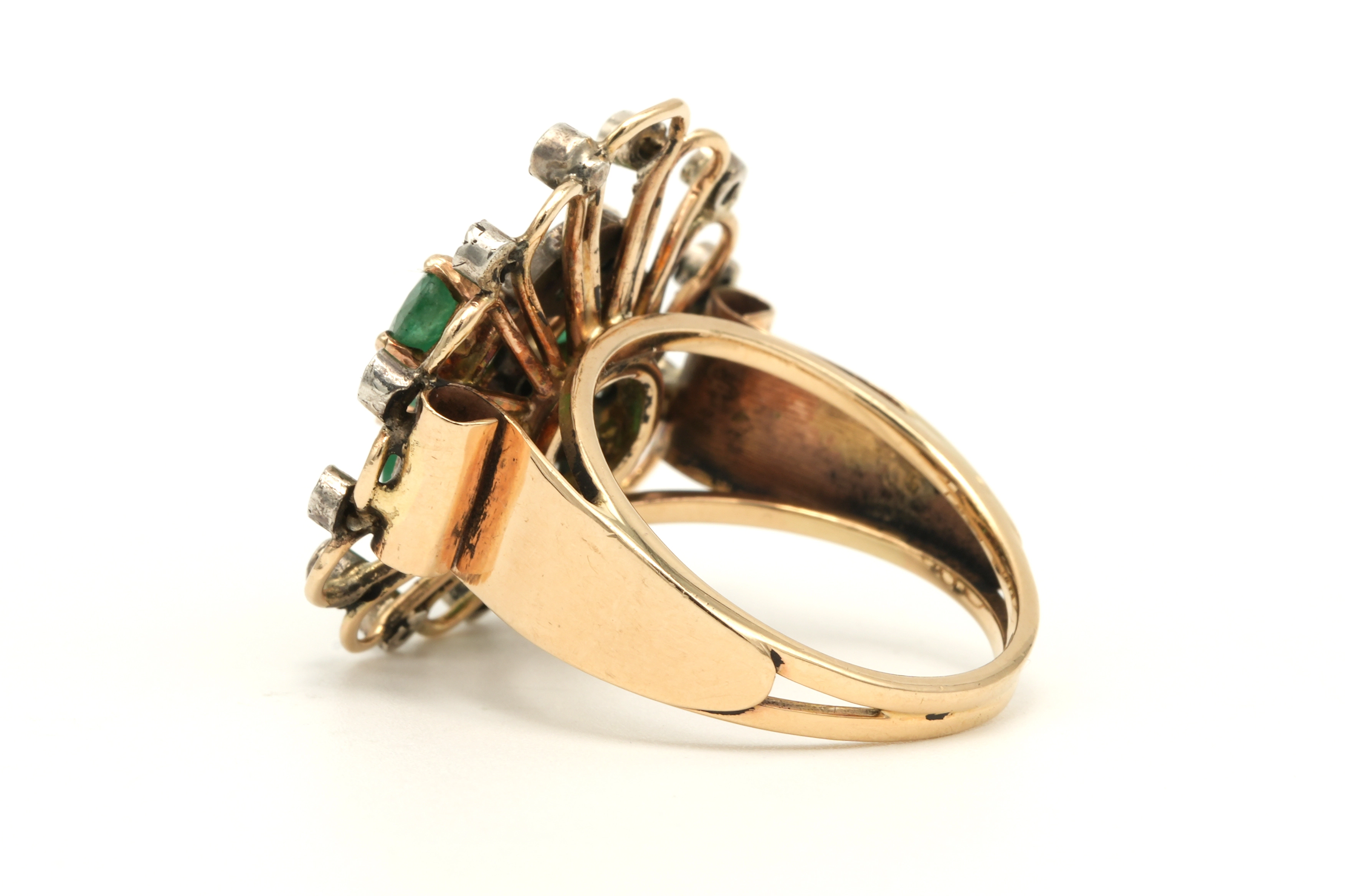 Bague Art Nouveau en or jaune 18 carats sertie d'émeraude et de diamants taille "rose" - 3