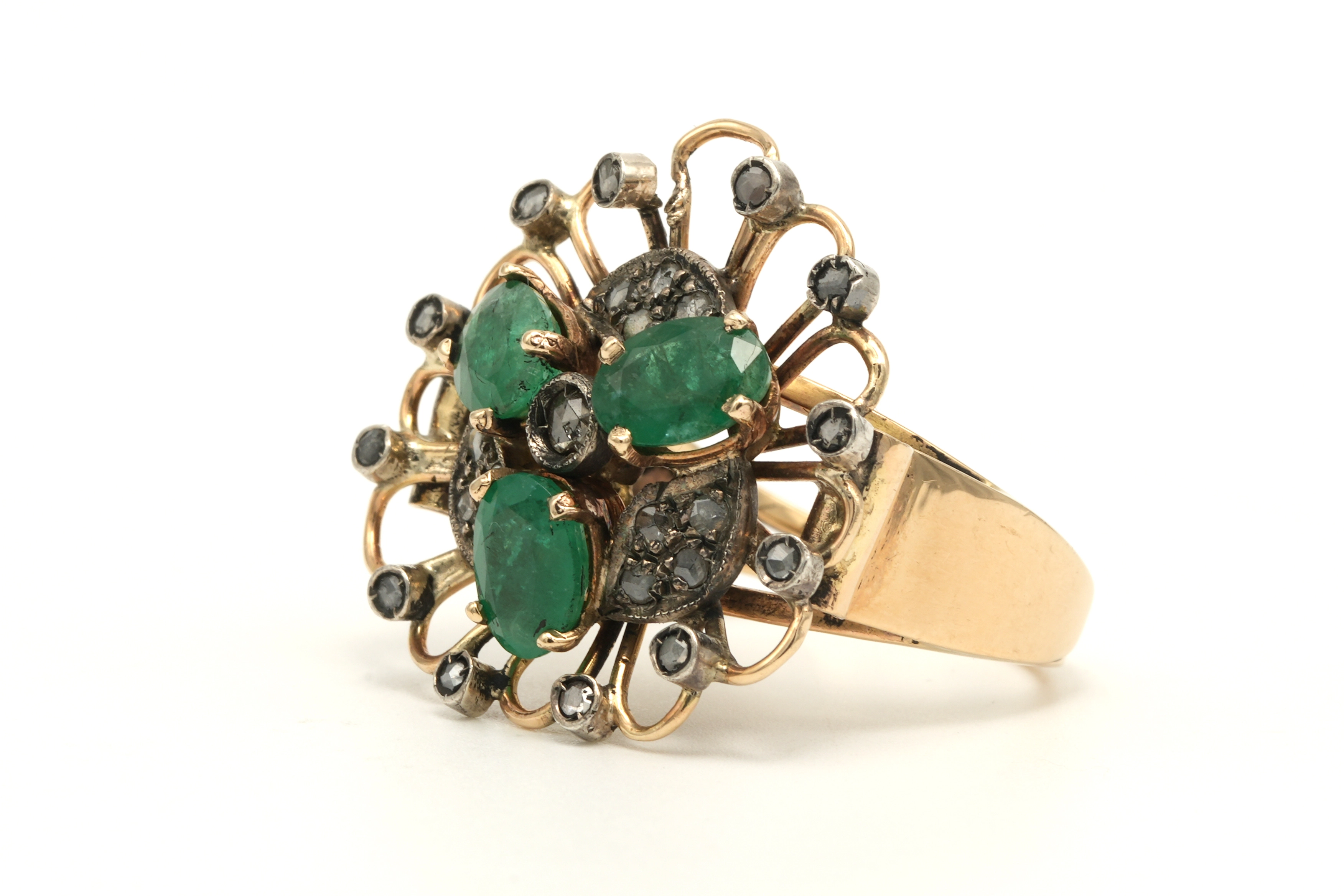 Bague Art Nouveau en or jaune 18 carats sertie d'émeraude et de diamants taille "rose" - 2