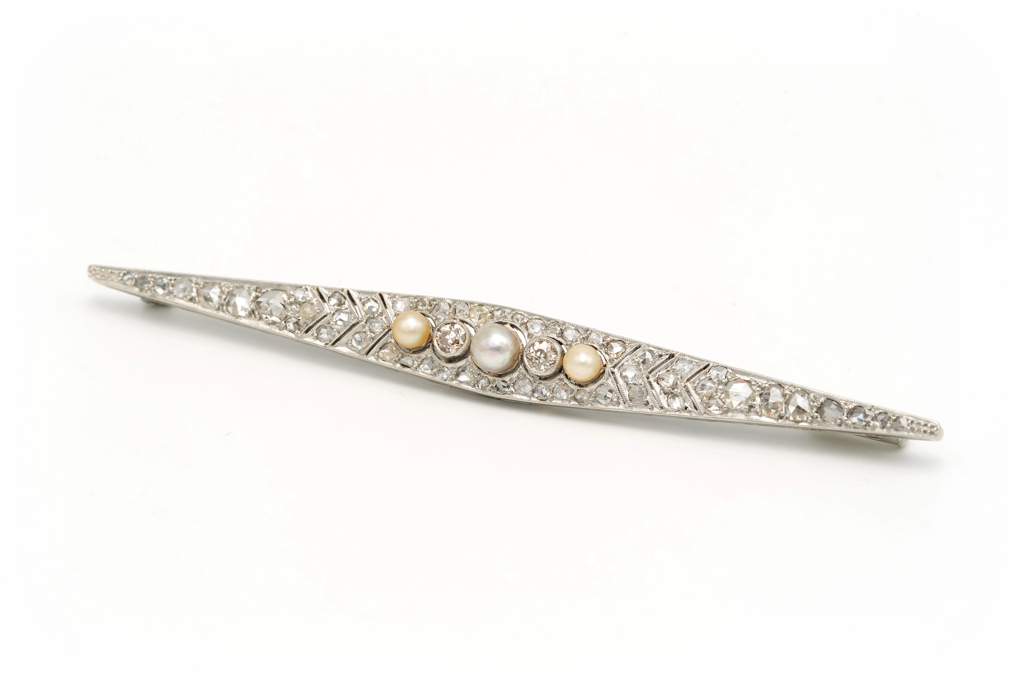 Broche Art Déco en or blanc 18 carats sertie de perles et de diamants - - 2