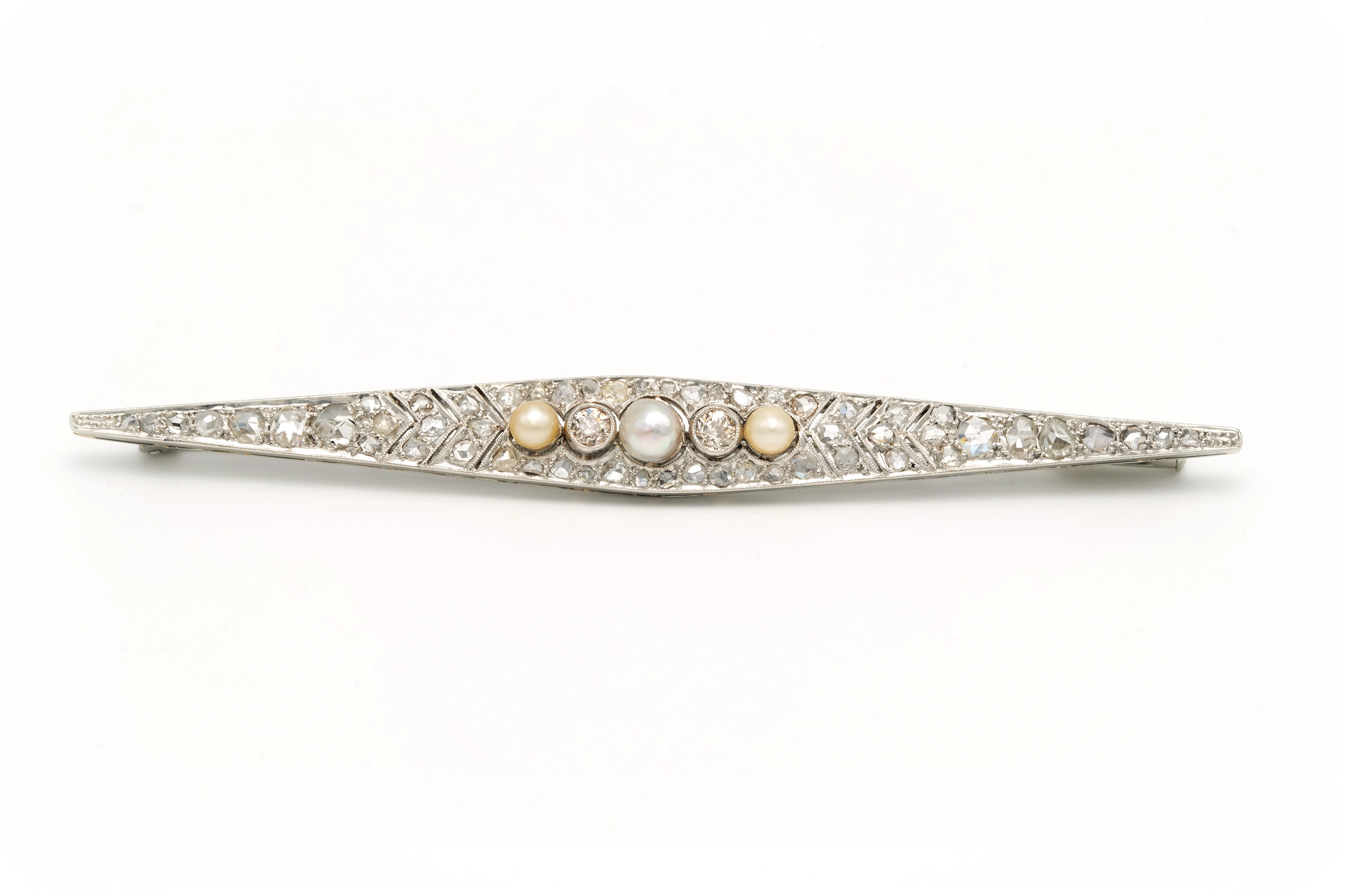 Broche Art Déco en or blanc 18 carats sertie de perles et de diamants - - 1