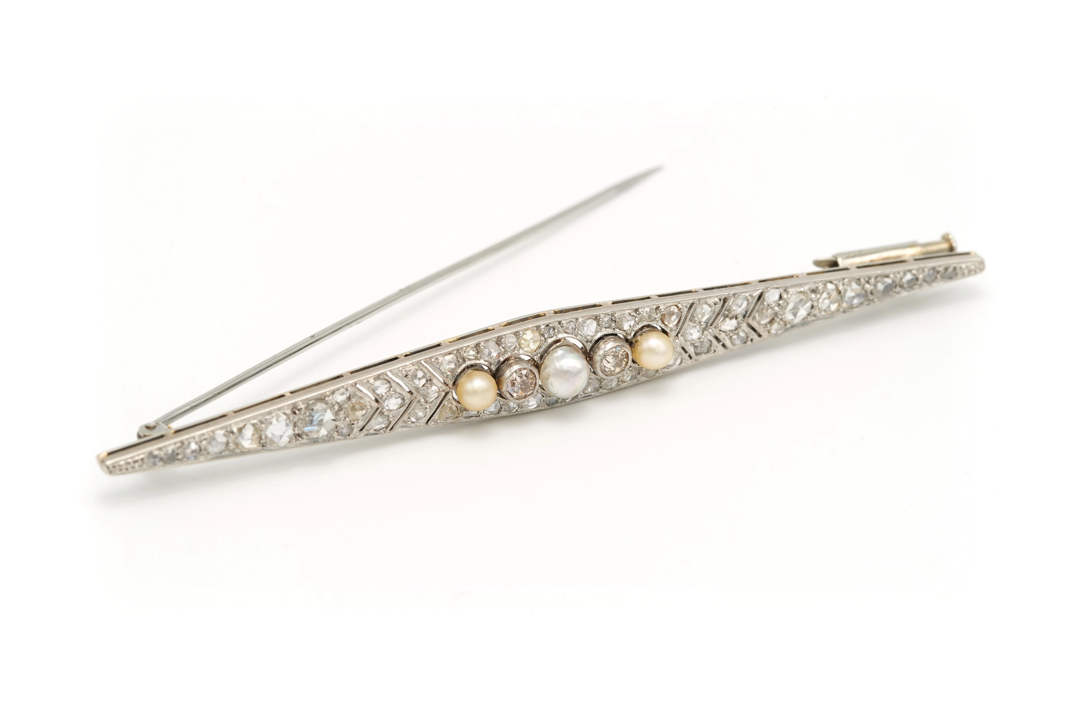 Broche Art Déco en or blanc 18 carats sertie de perles et de diamants - 5