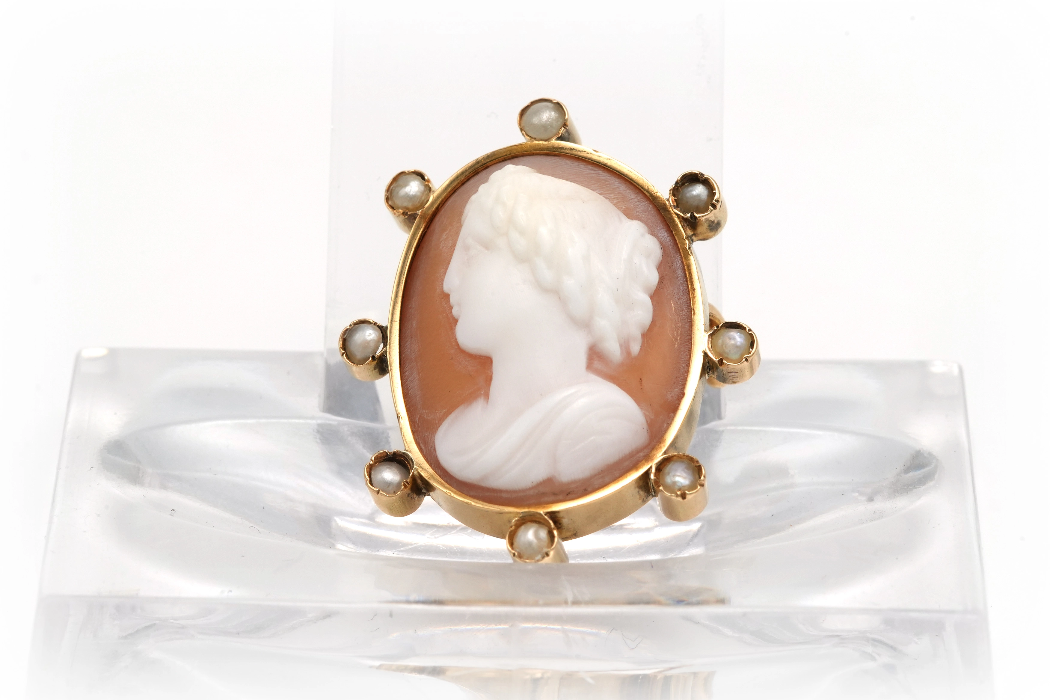 Broche Art Déco en or jaune 18 carats sertie d'un camée coquillage et de perles - 1